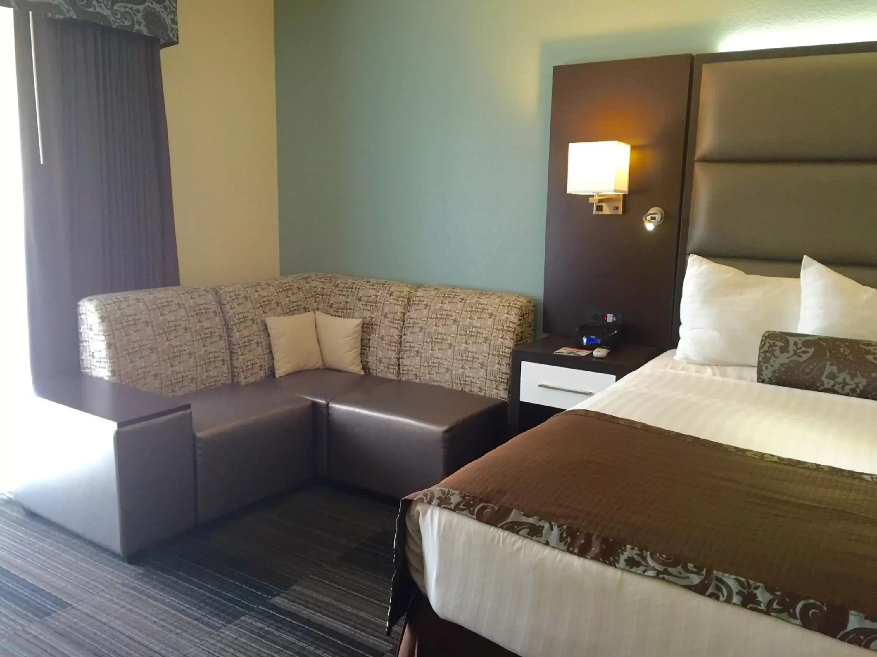 Living room, Bed in Club Hotel Nashville Inn & Suites