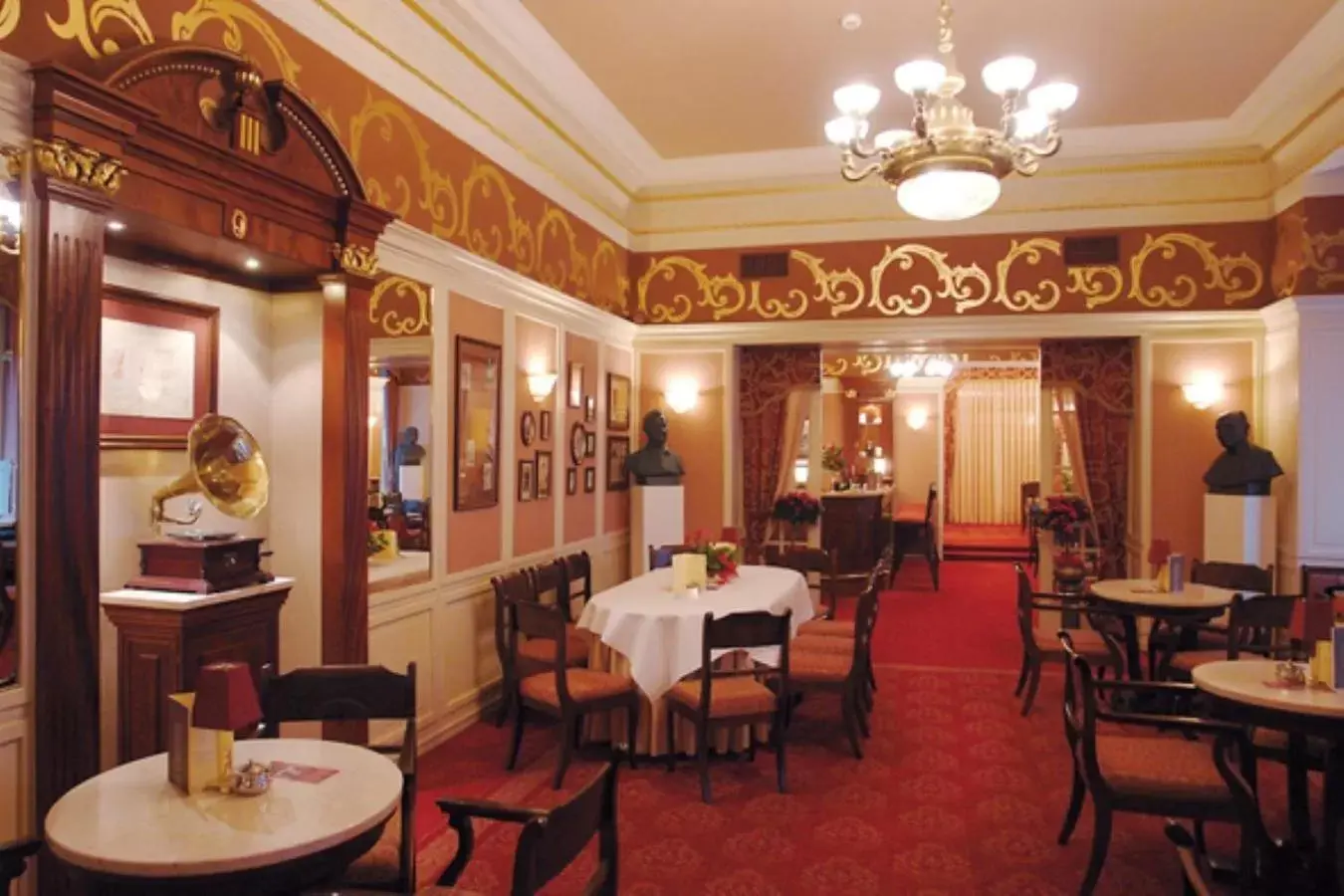 Restaurant/places to eat in Grand Hotel Restaurant/places to eat in Grand Hotel