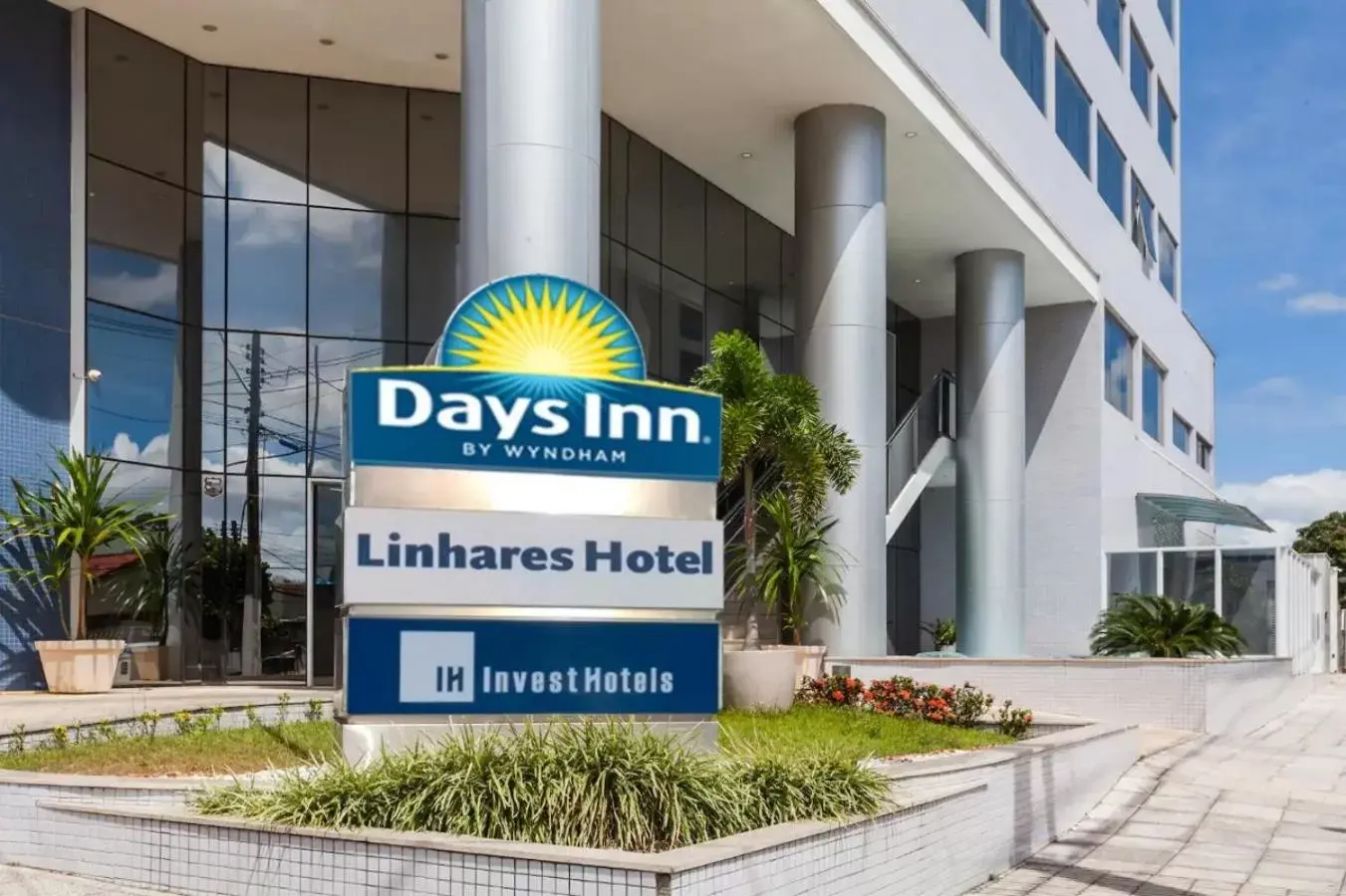 Facade/entrance in Days Inn by Wyndham Linhares Facade/entrance in Days Inn by Wyndham Linhares
