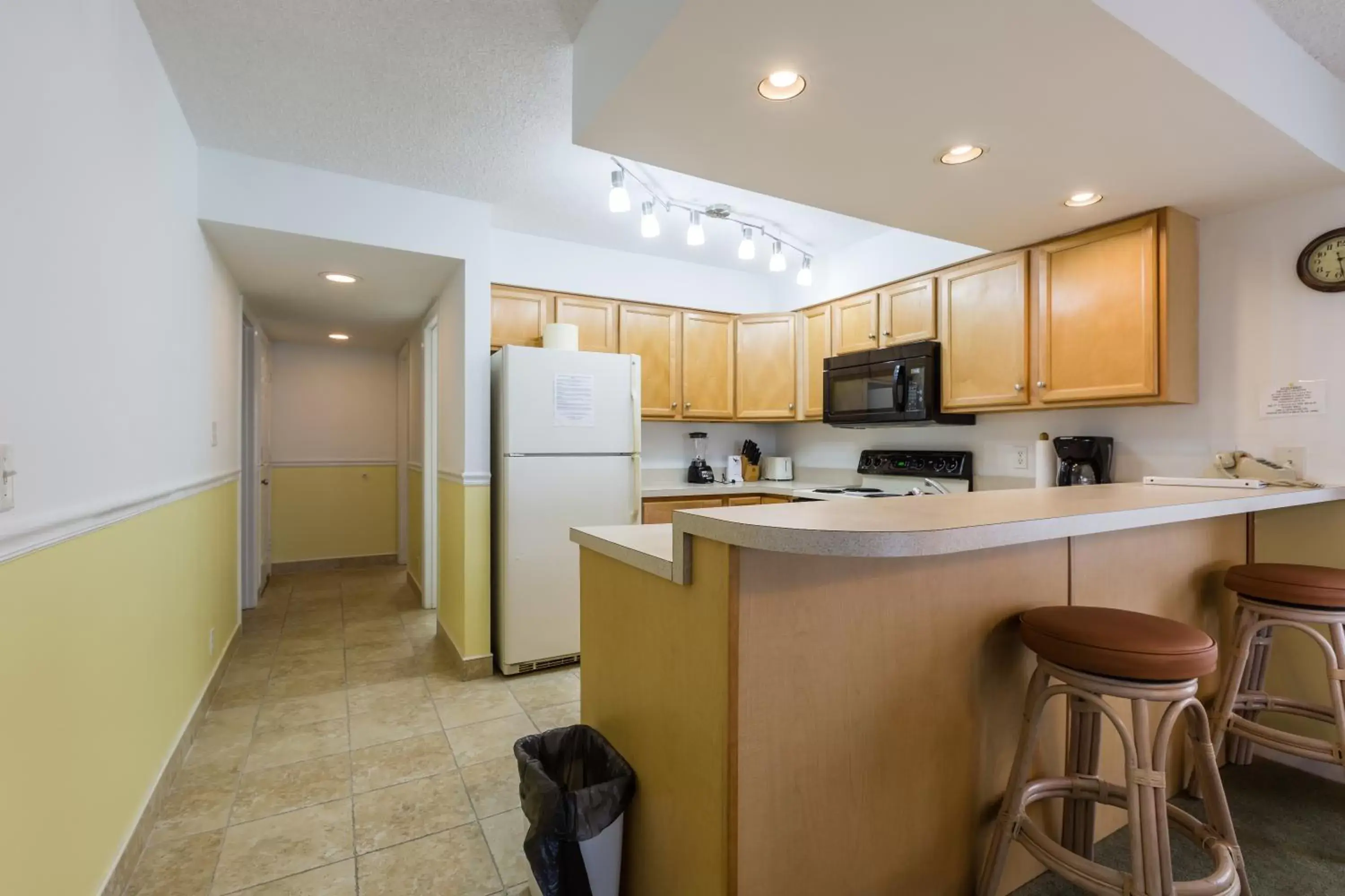 Kitchen or kitchenette, Kitchen/Kitchenette in A Place at the Beach by Capital Vacations