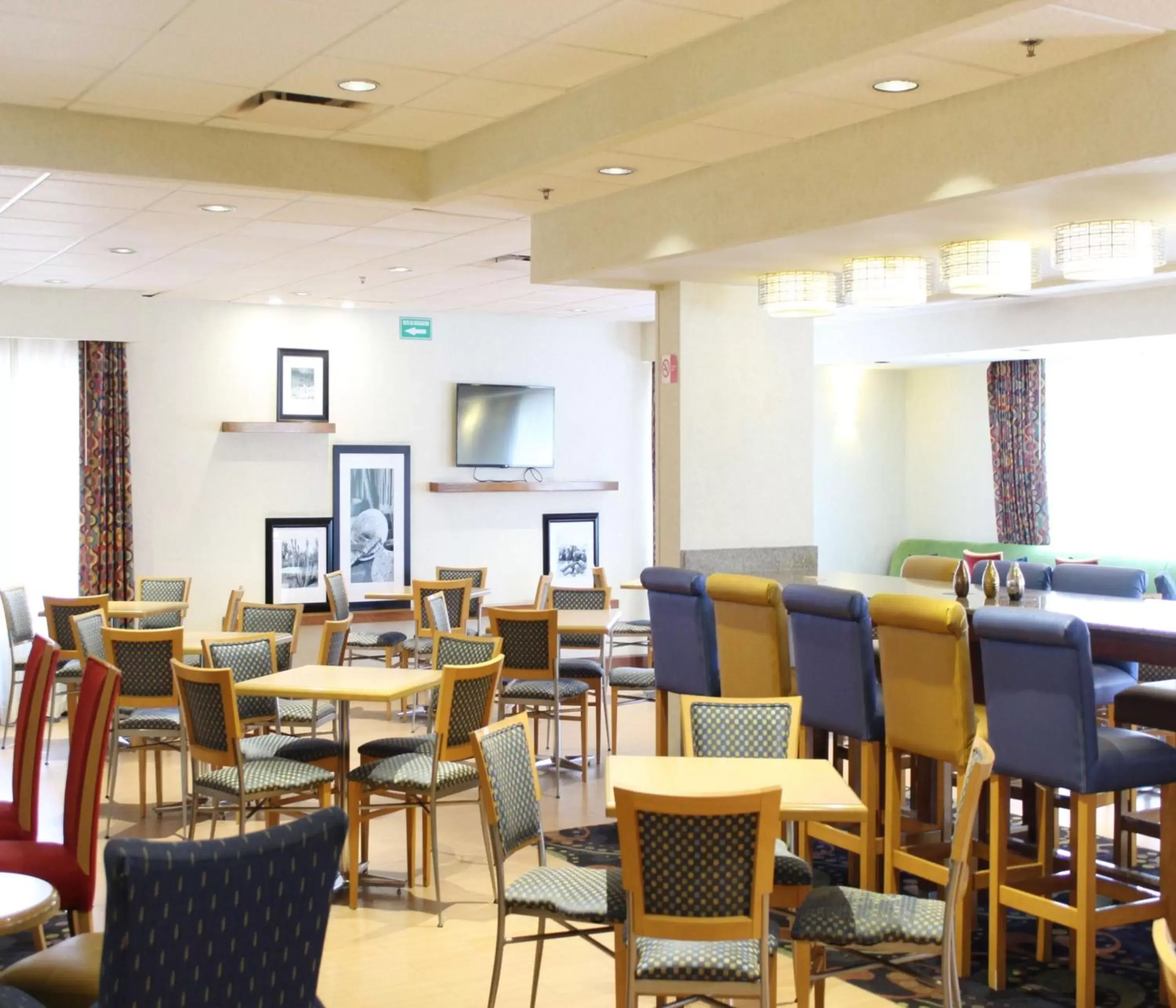 Lobby or reception, Restaurant/Places to Eat in Hampton by Hilton Saltillo Zona Aeropuerto