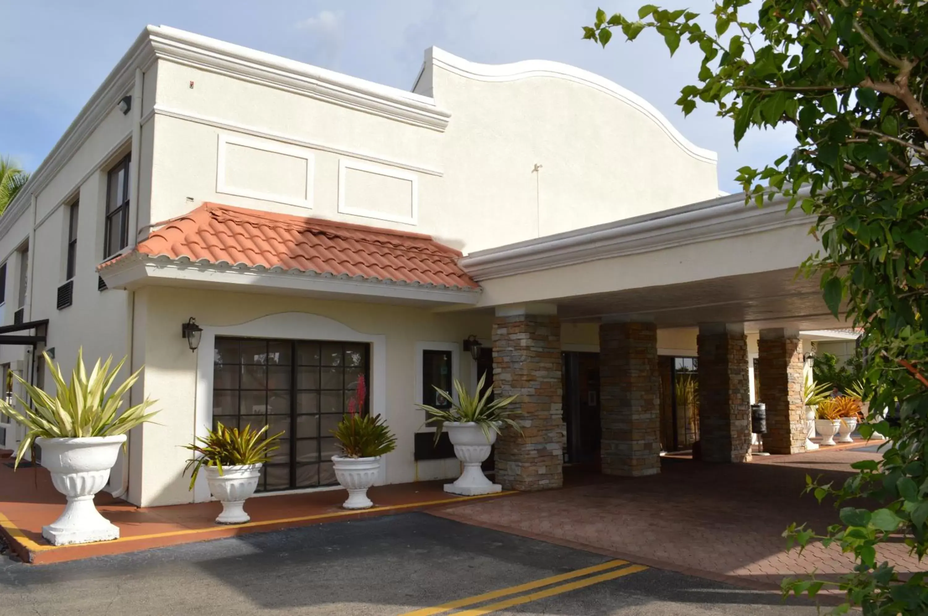 Property Building in Americas Best Value Inn Fort Myers