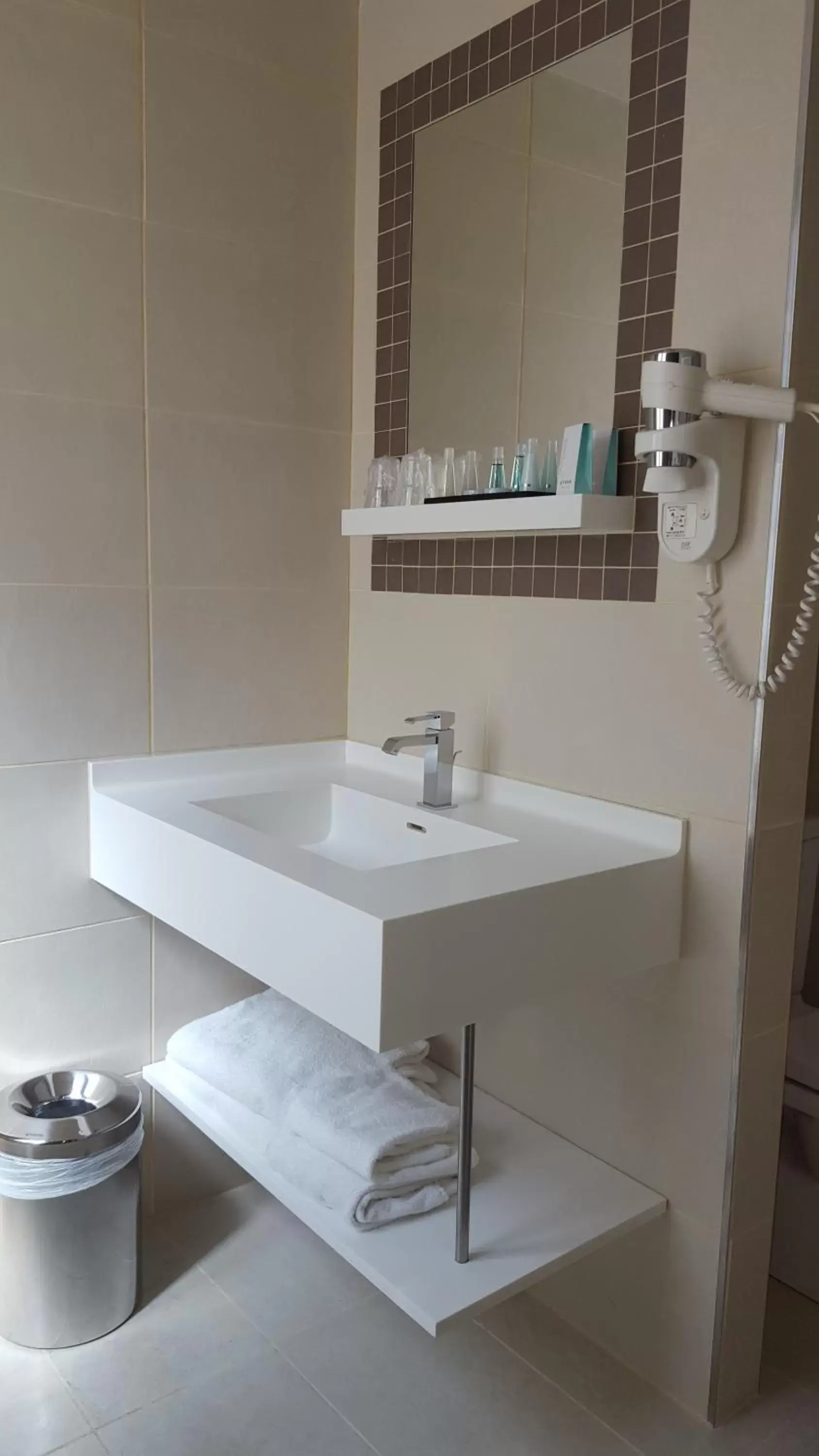 Bathroom in Hotel Saint Cyr Etoile