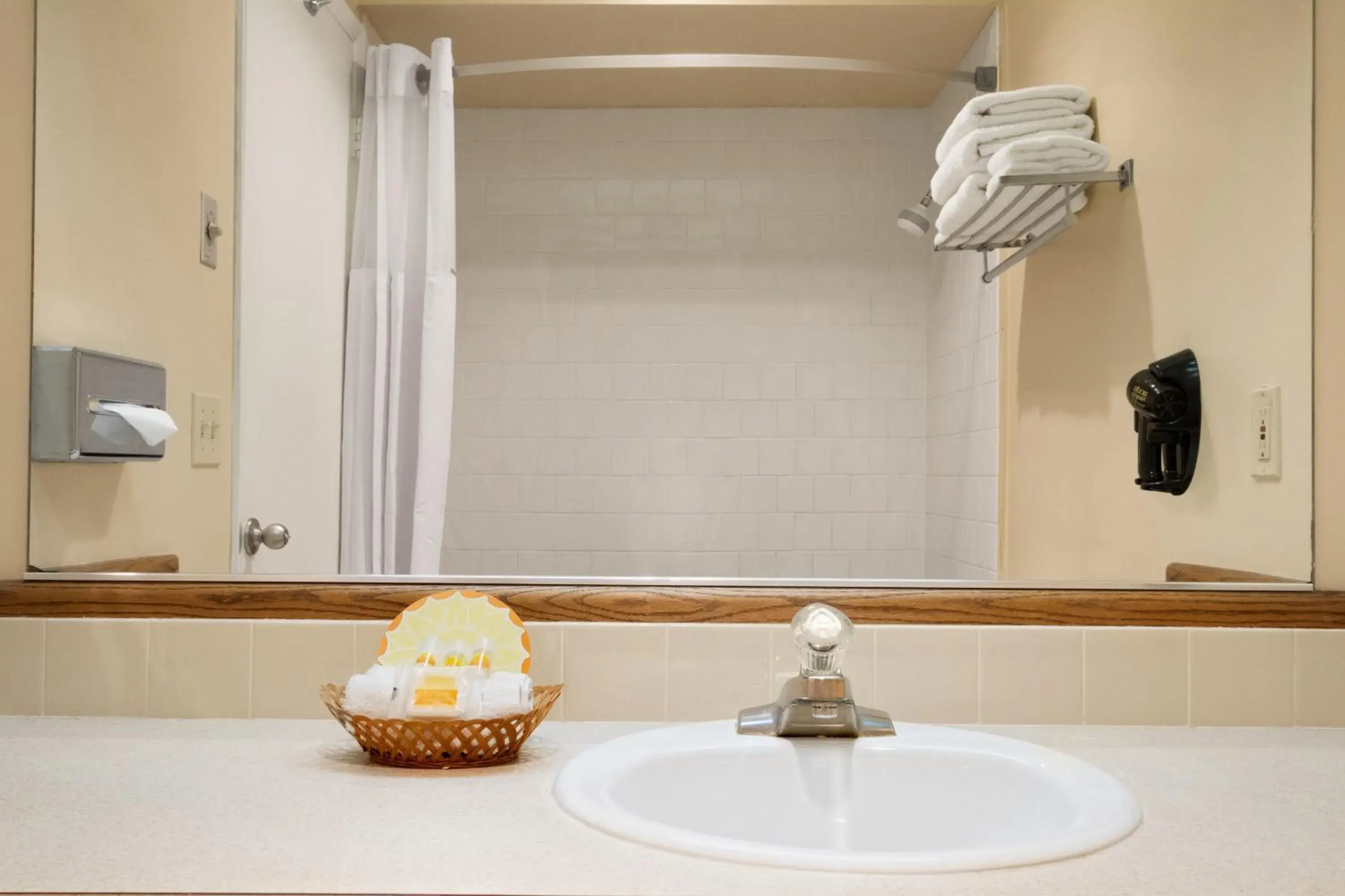 Queen Room with Two Queen Beds - Disability Access/Non-Smoking in Days Inn By Wyndham Bellingham WA Queen Room with Two Queen Beds - Disability Access/Non-Smoking in Days Inn By Wyndham Bellingham WA