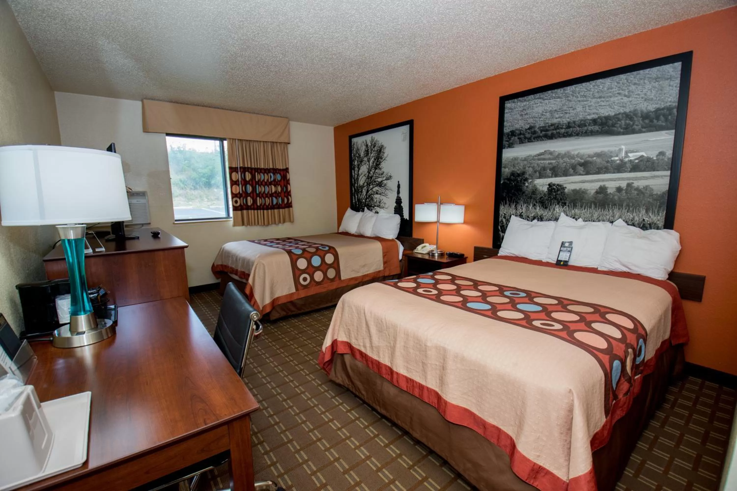 Photo of the whole room, Bed in Super 8 by Wyndham Altoona