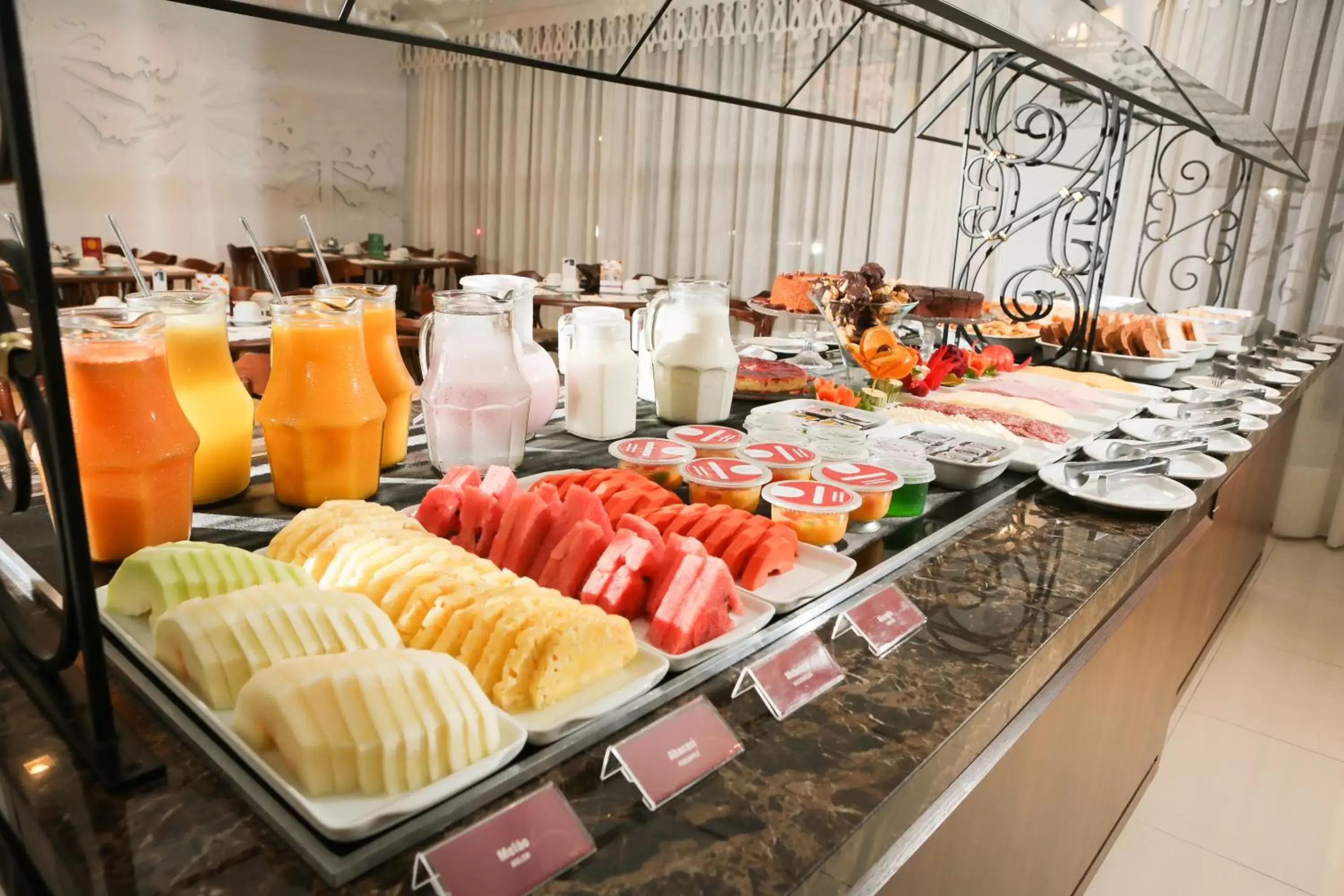 Buffet breakfast in Lizon Curitiba Hotel