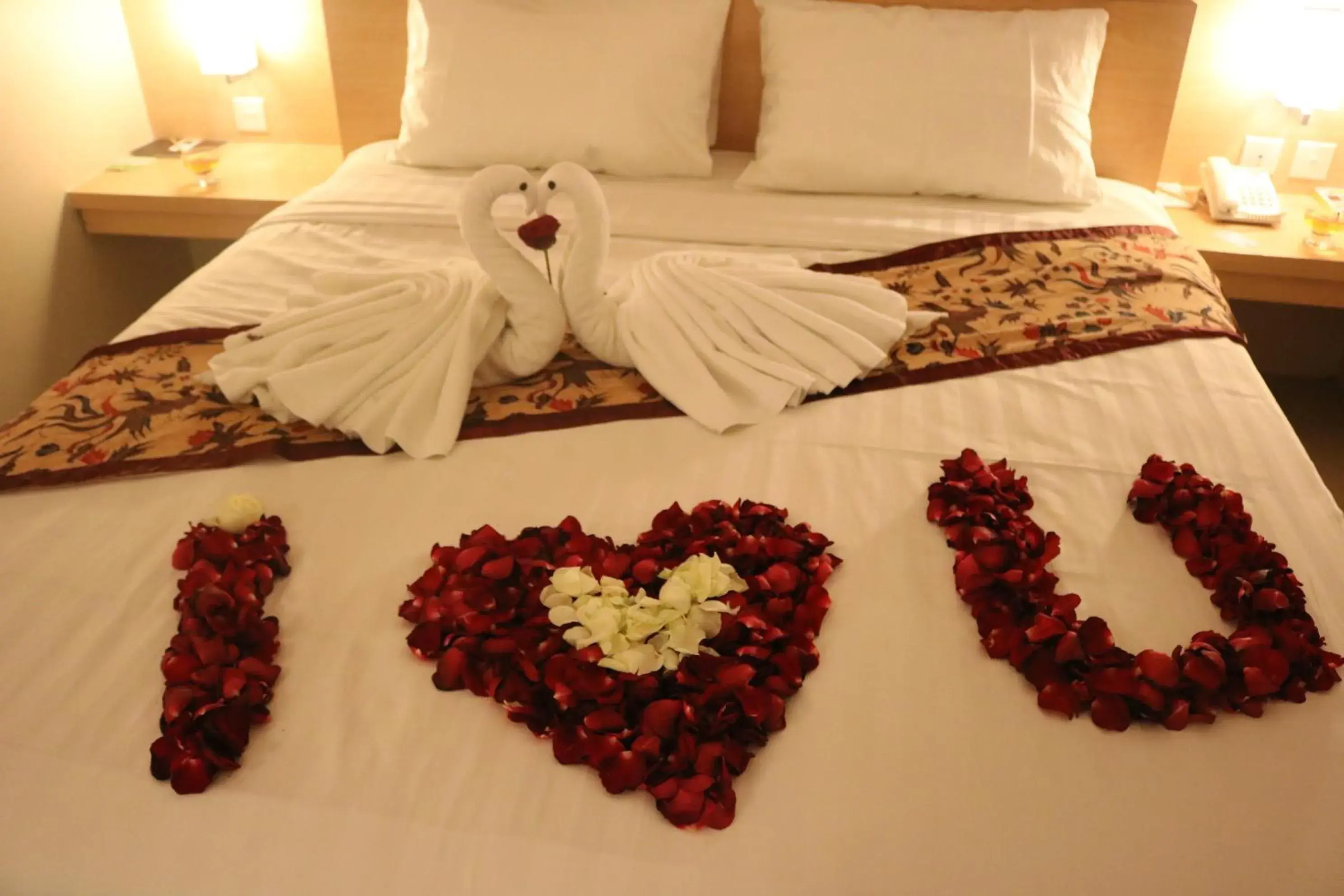 Photo of the whole room, Bed in Bekizaar Hotel Surabaya