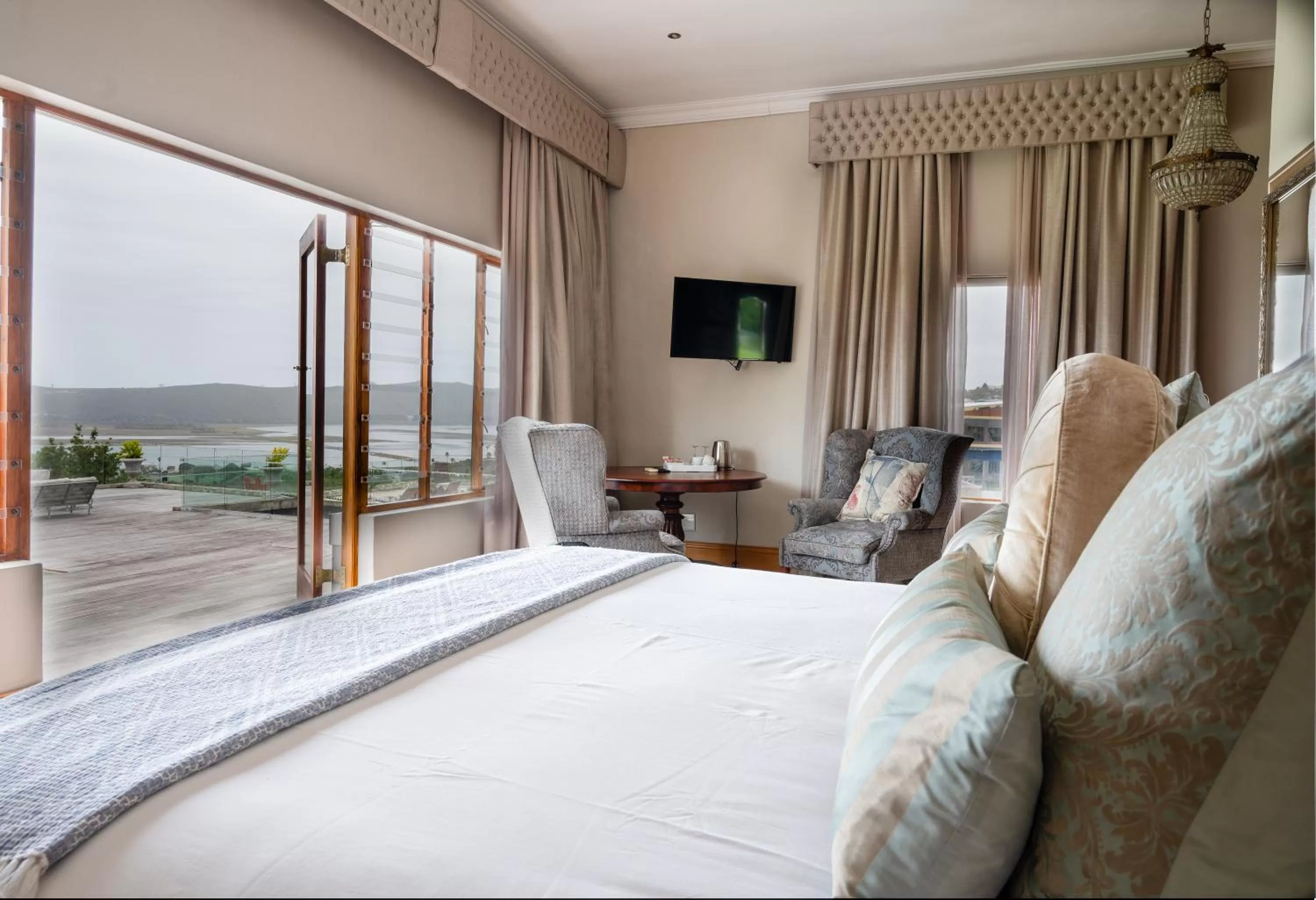 Bed in Issaquena Heights Boutique Hotel