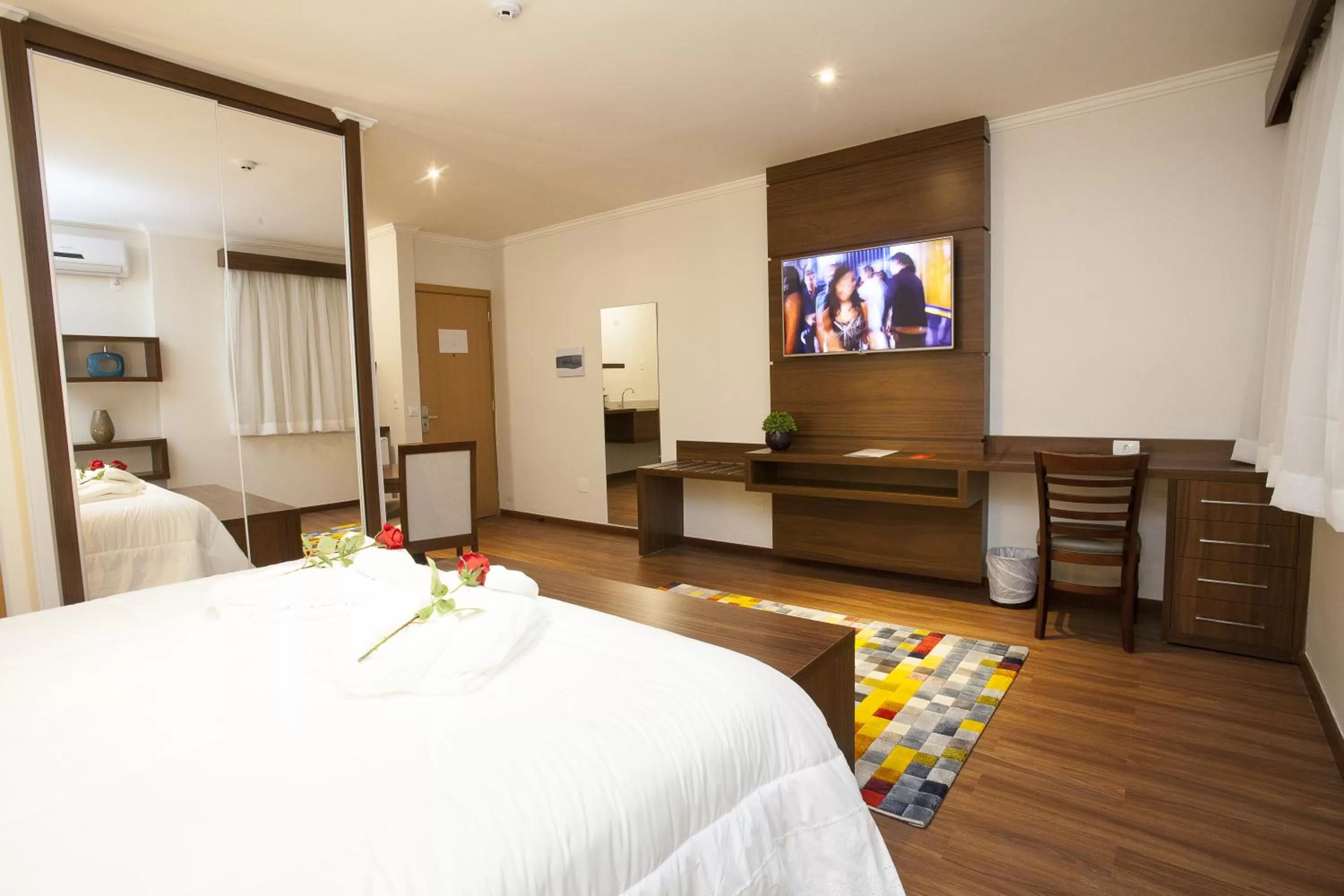 Photo of the whole room, Bed in São Carlos Marklin Suítes