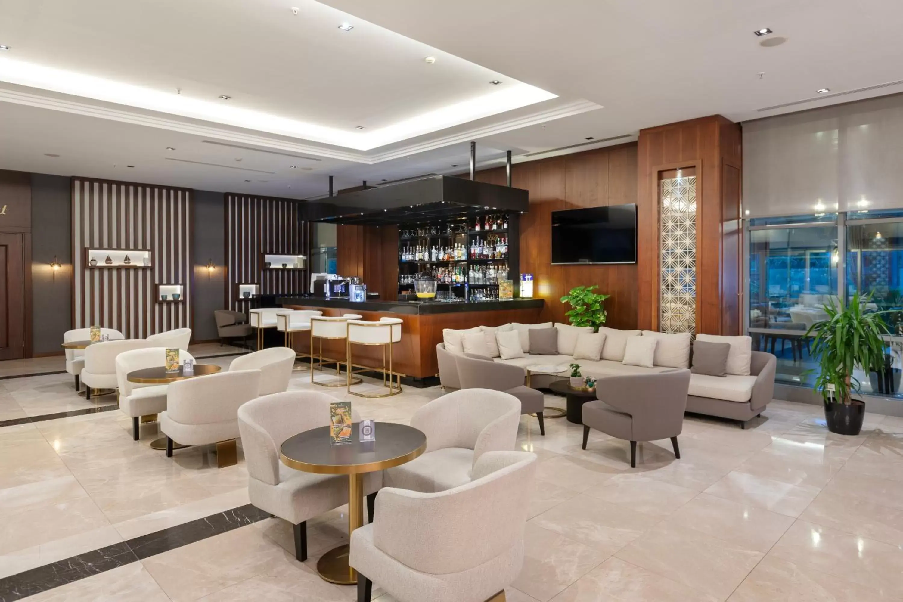 Seating area, Lounge/Bar in Miracle Istanbul Asia Airport Hotel & Spa