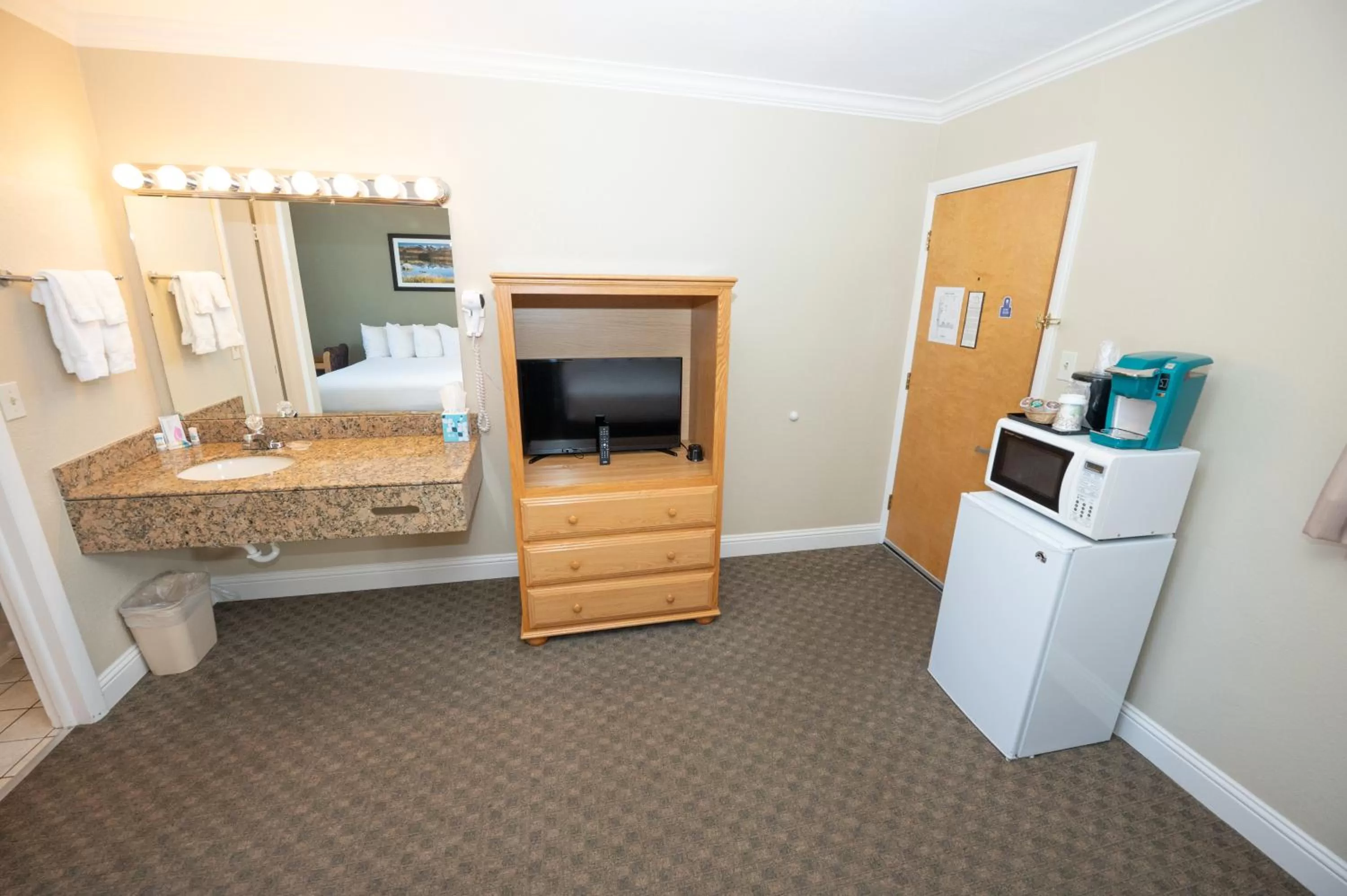 TV and multimedia in Blue Door Inn