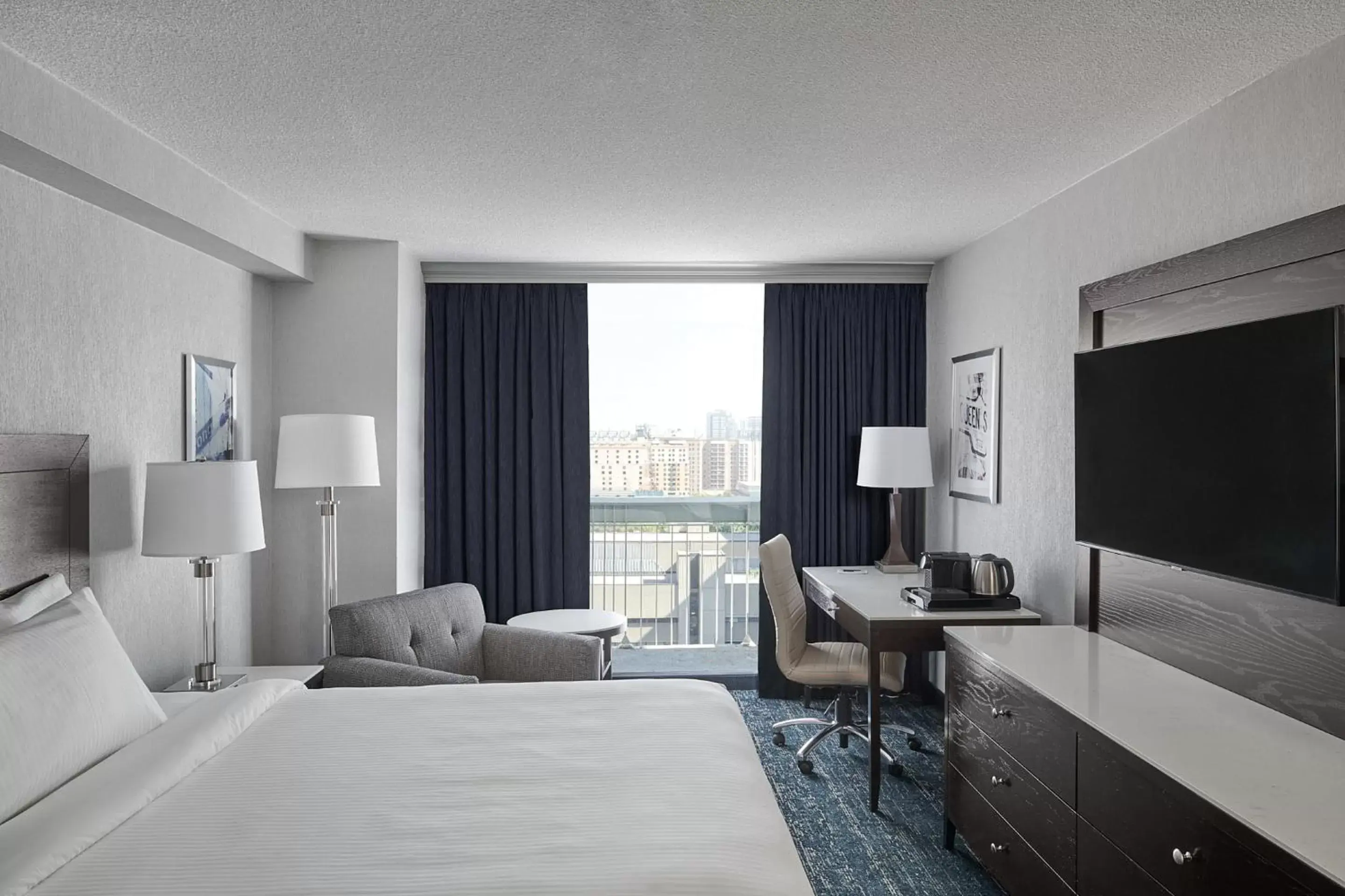 Bedroom in Chelsea Hotel Toronto