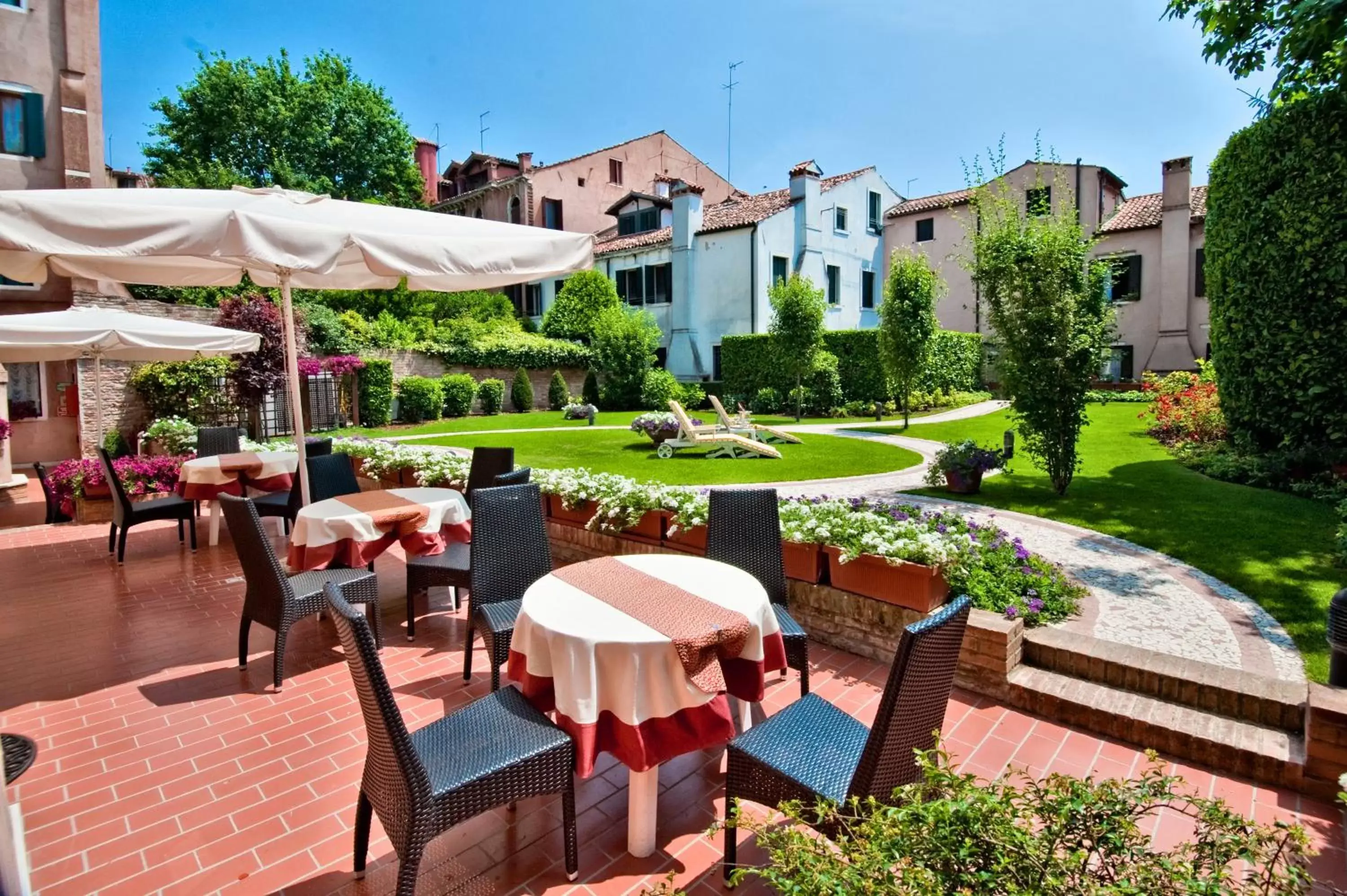 Garden, Restaurant/Places to Eat in Hotel Olimpia Venice, BW Signature Collection