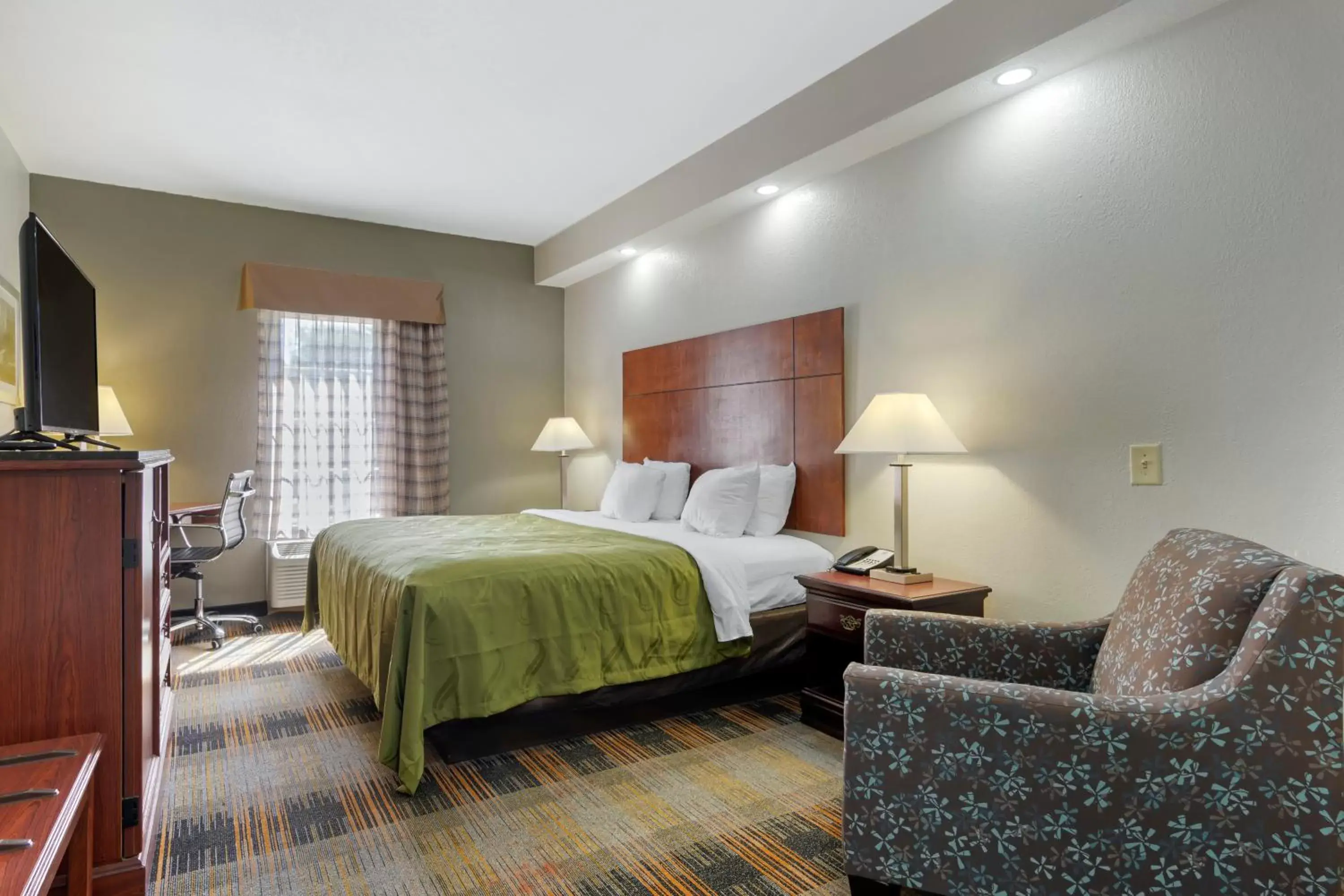 Photo of the whole room, Bed in Quality Inn Newnan