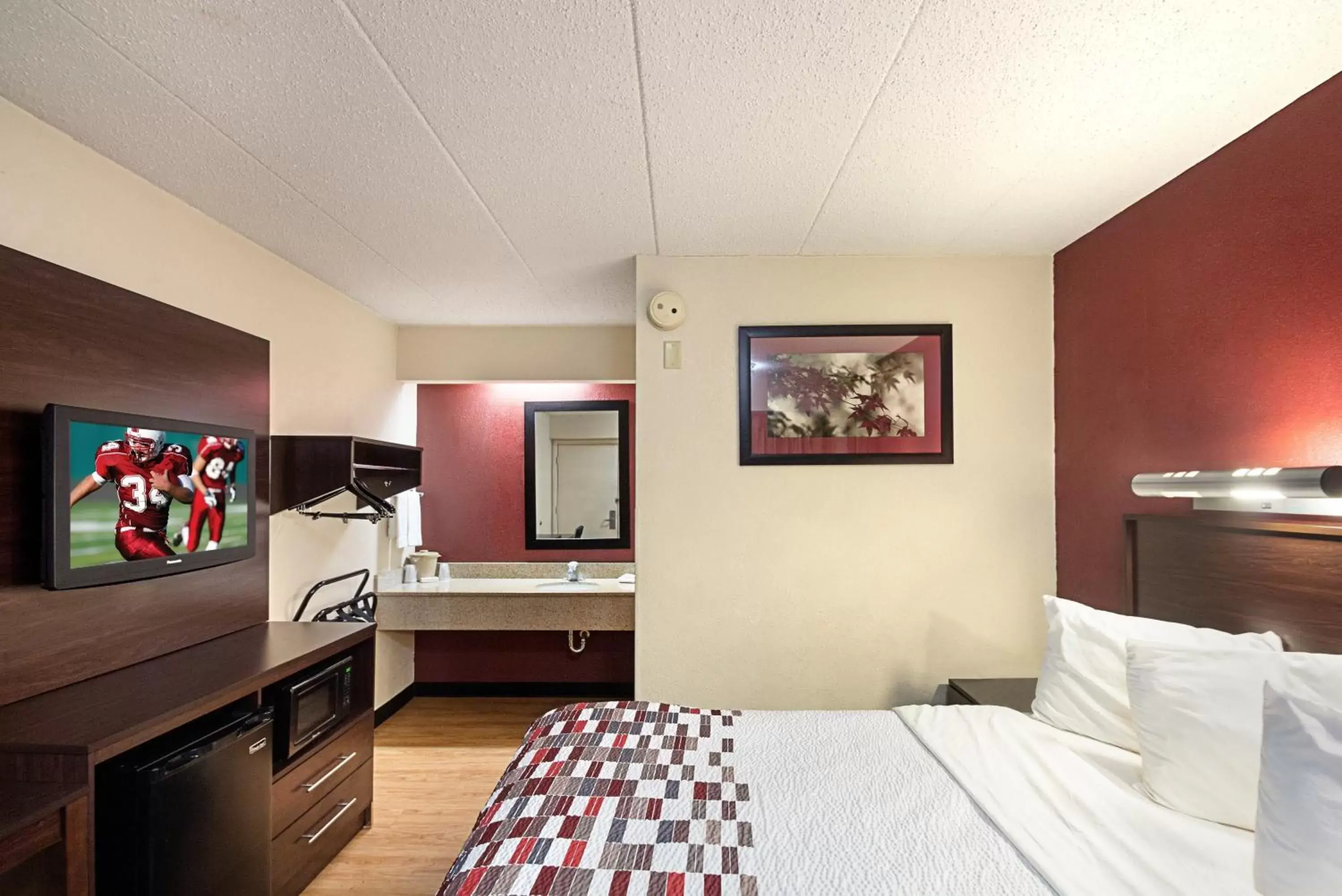 Photo of the whole room, TV/Entertainment Center in Red Roof Inn Cincinnati East - Beechmont