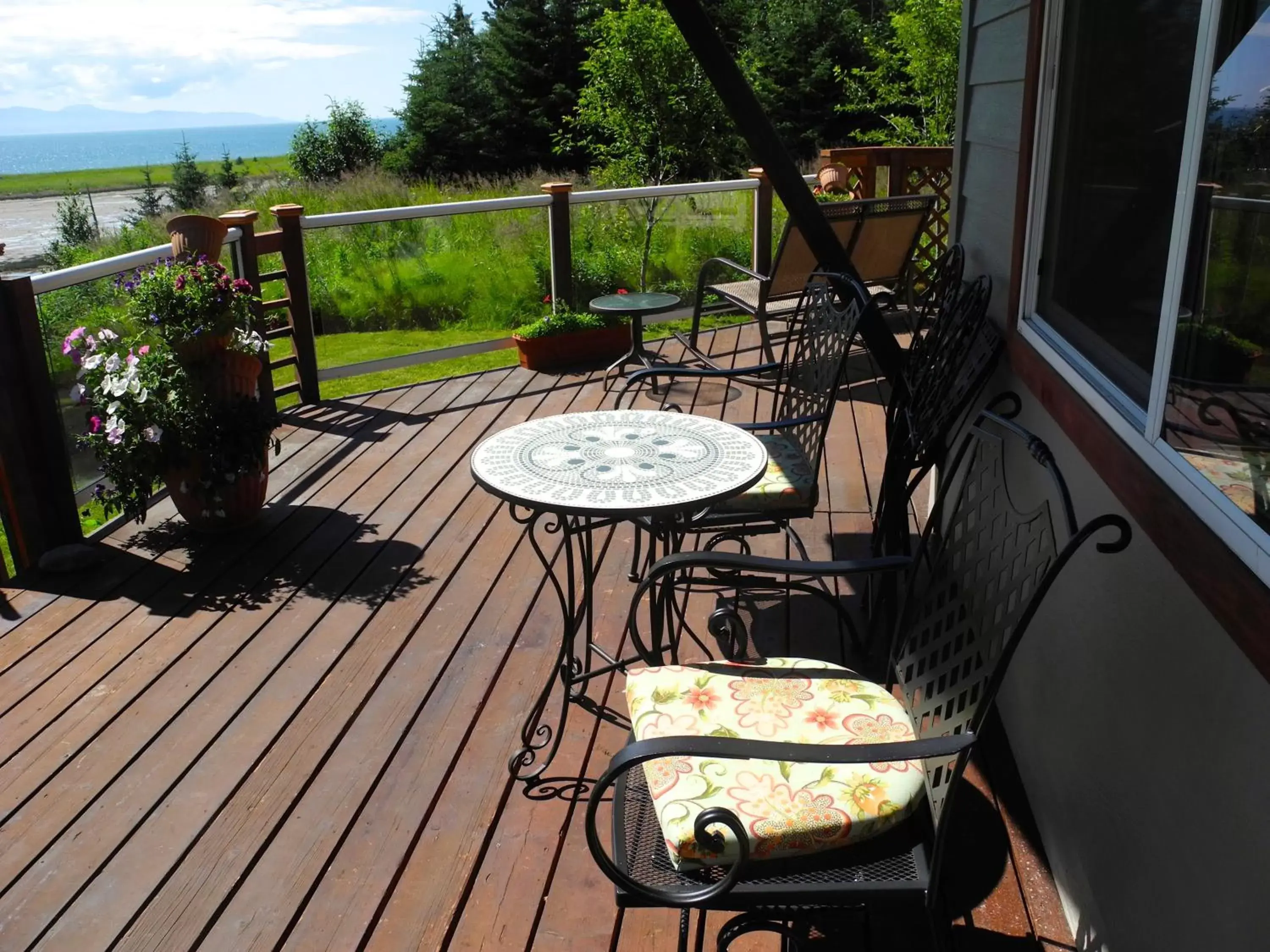 Property building, Balcony/Terrace in Bay Avenue Inn