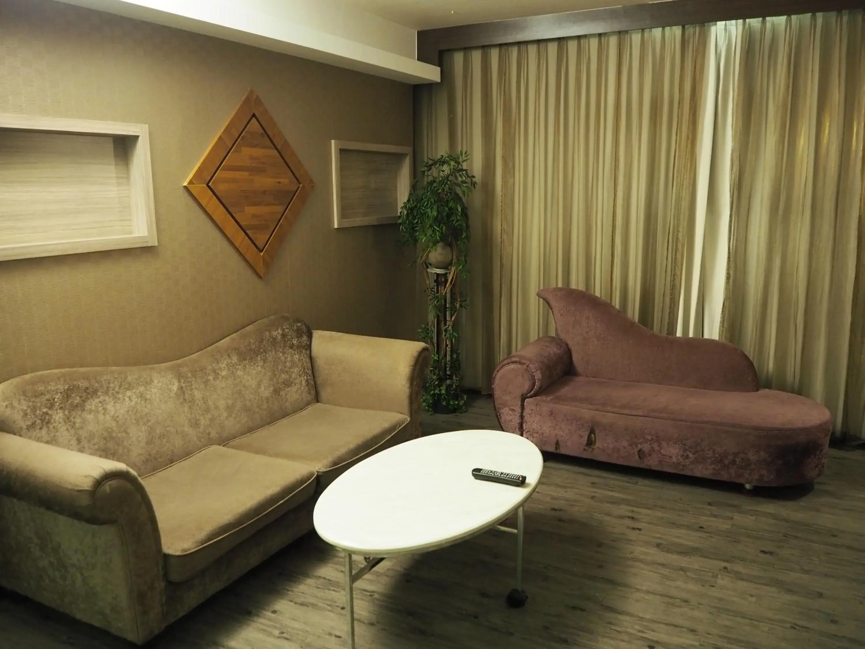 Living room, Seating Area in The Riverside Hotel & Motel