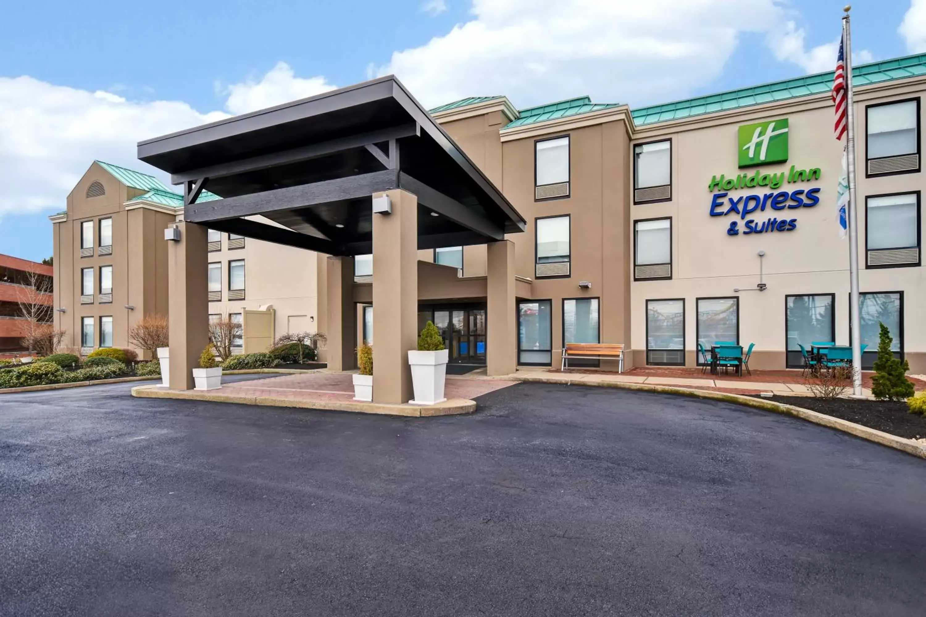 Property building in Holiday Inn Express & Suites Allentown-Dorney Park Area, an IHG Hotel