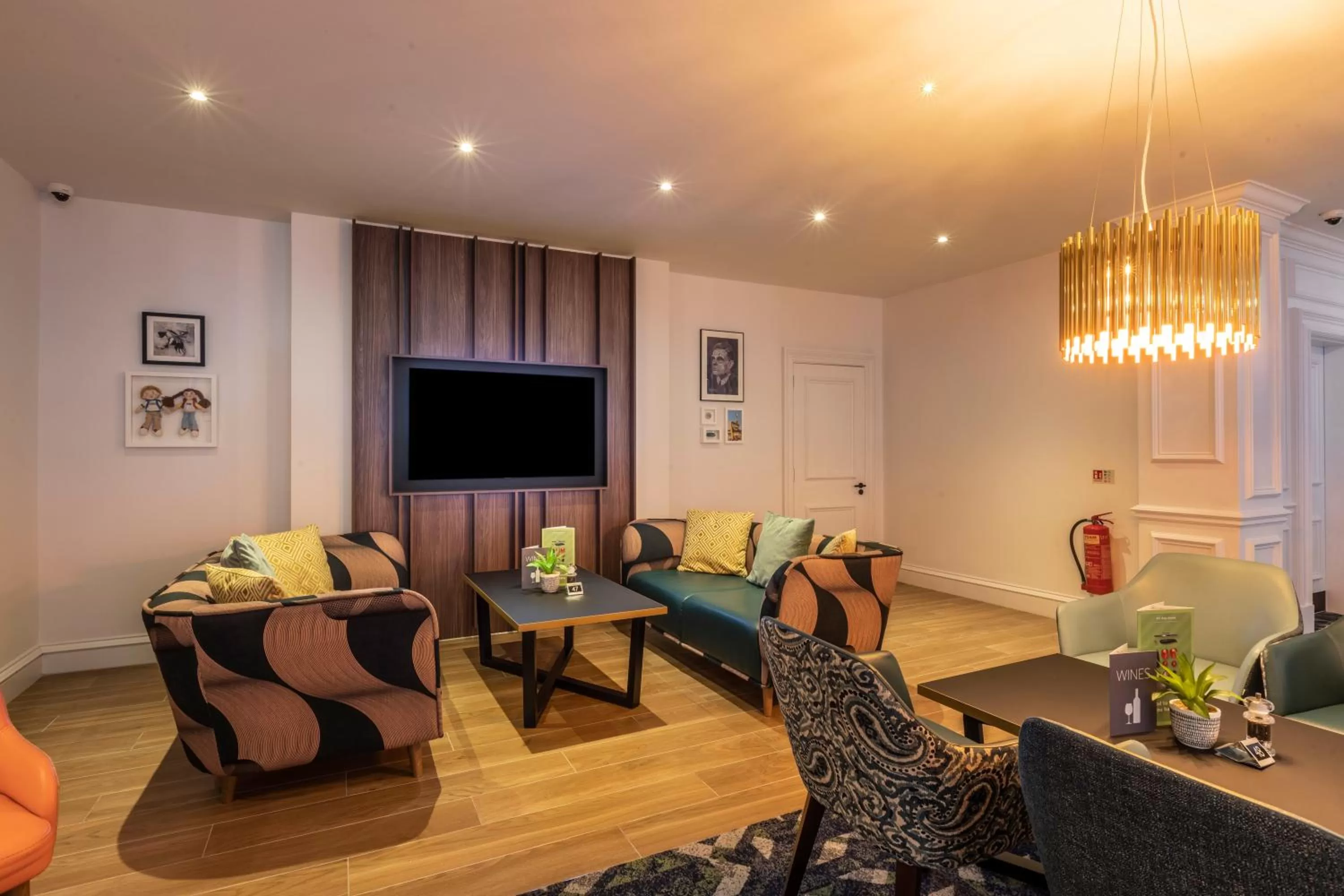 Lounge or bar in Holiday Inn Guildford by IHG