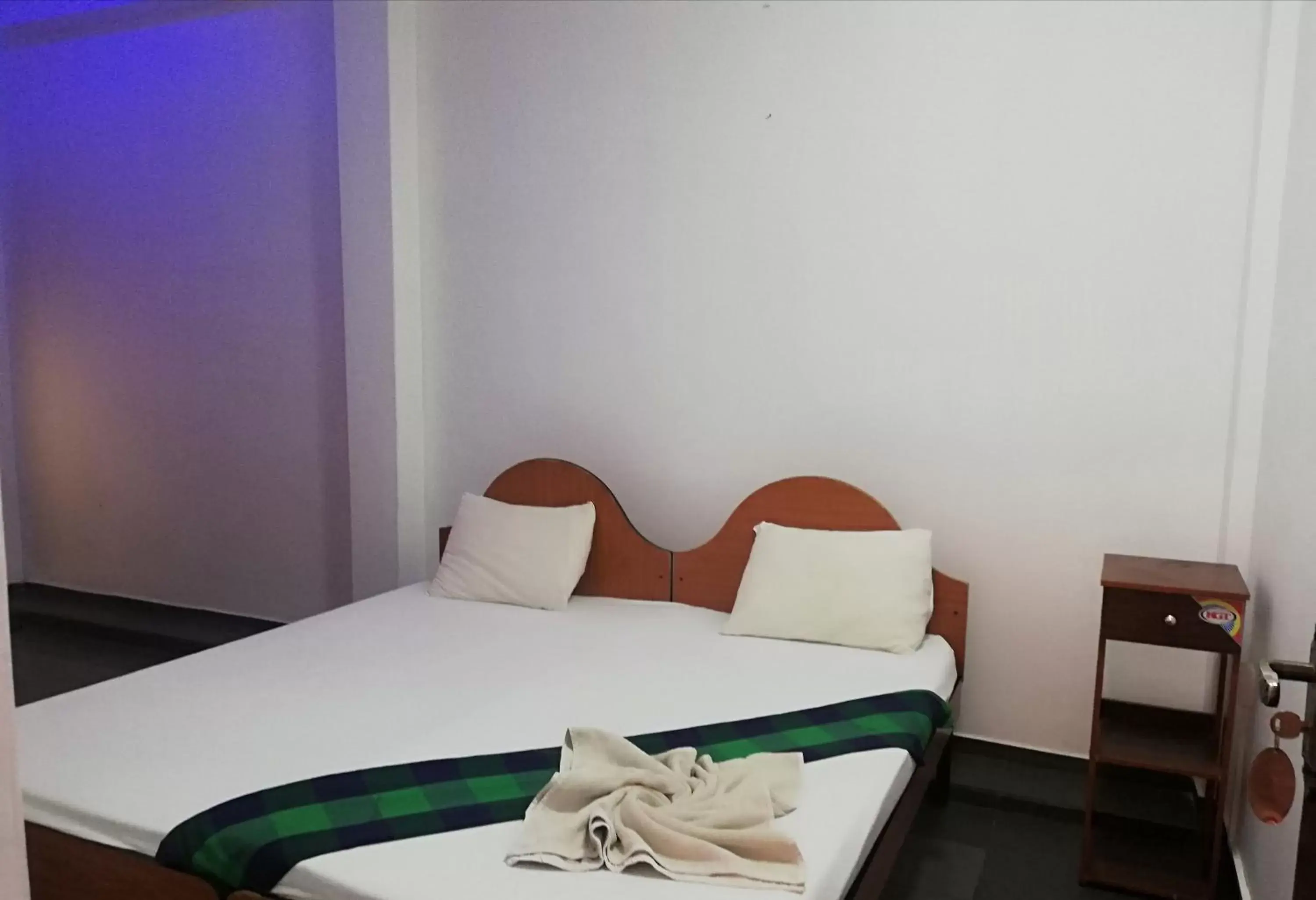 Budget Double Room in Sunshine Hotel Budget Double Room in Sunshine Hotel