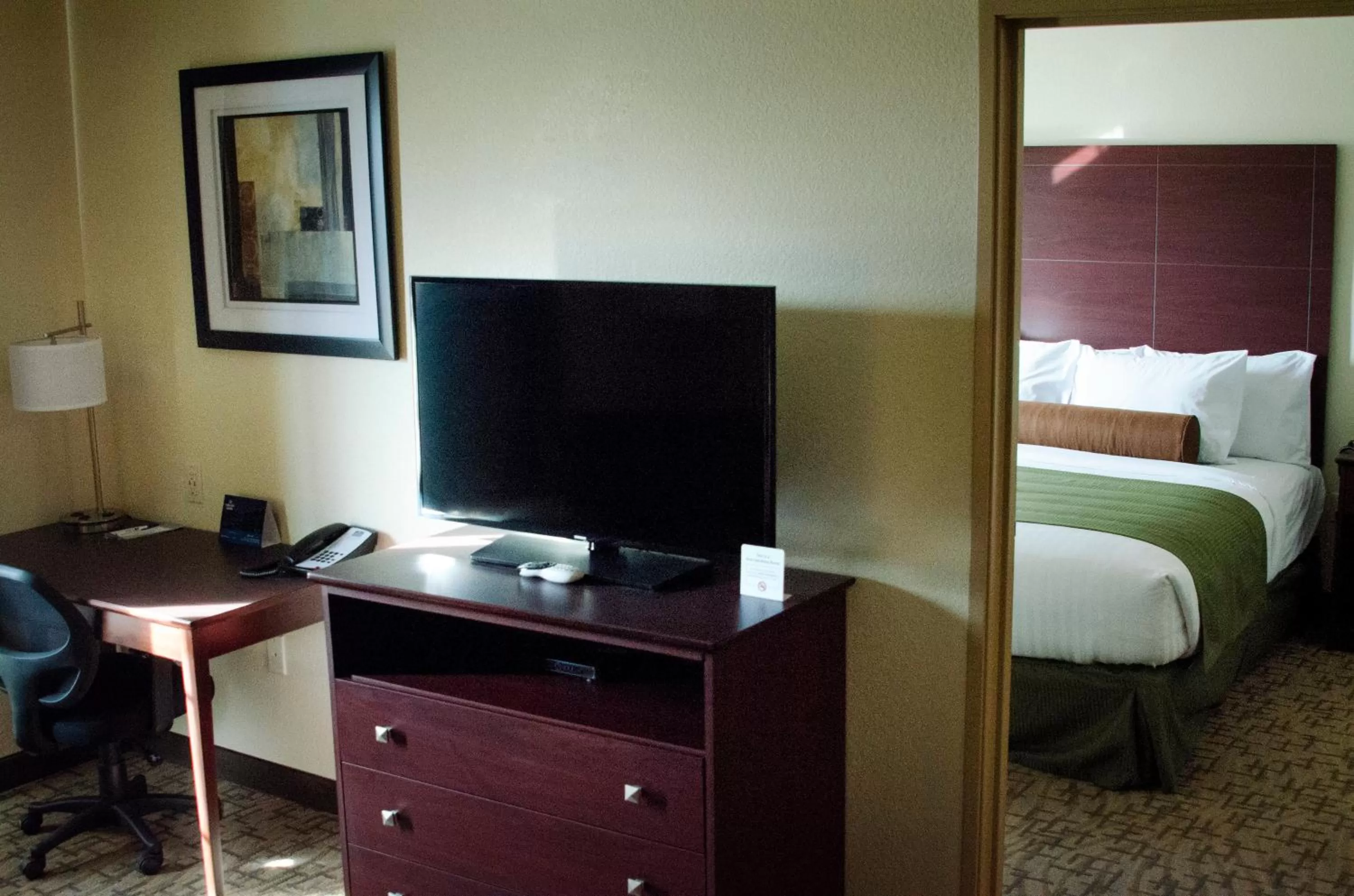 TV and multimedia, Bed in Cobblestone Inn & Suites - Soda Springs
