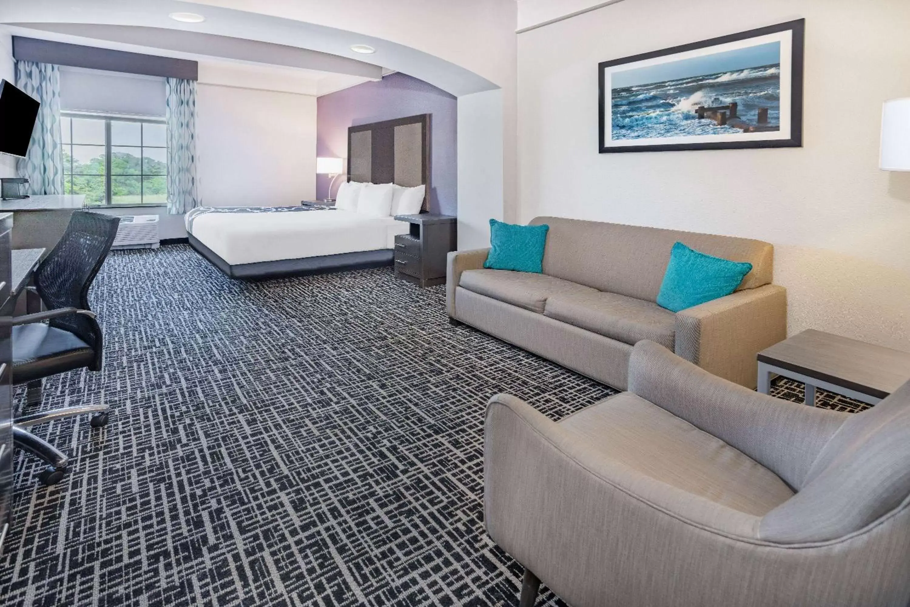 Bed, Seating Area in La Quinta by Wyndham Norfolk Airport