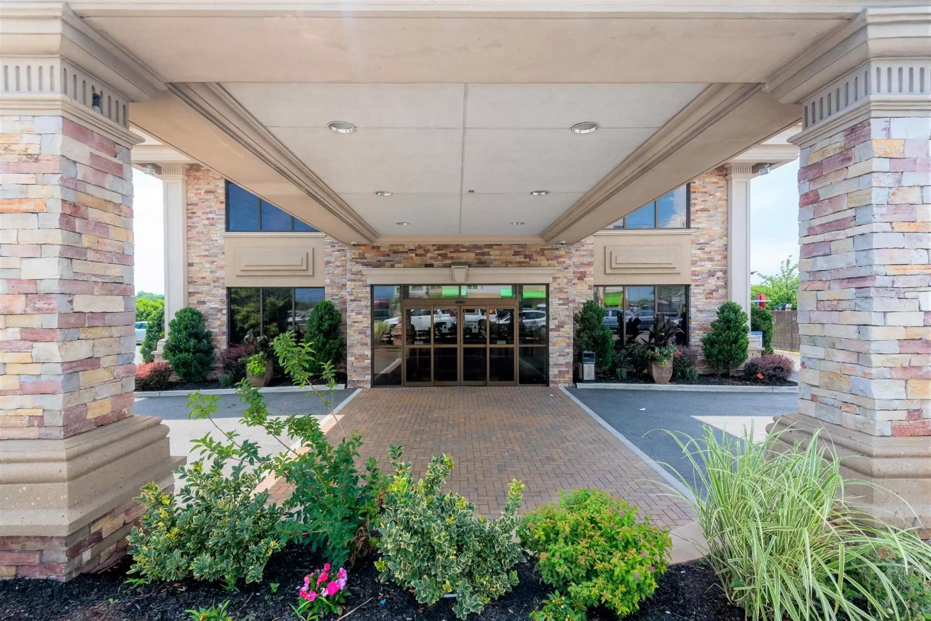 Property building, Facade/Entrance in Five Towns Inn - JFK Airport