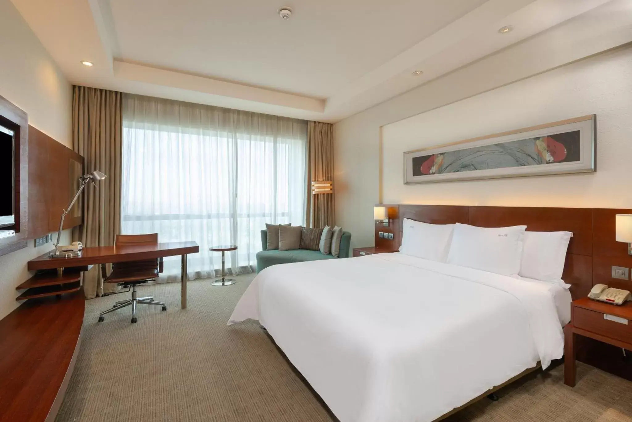 Photo of the whole room, Bed in Holiday Inn Shanghai Pudong Kangqiao, an IHG Hotel