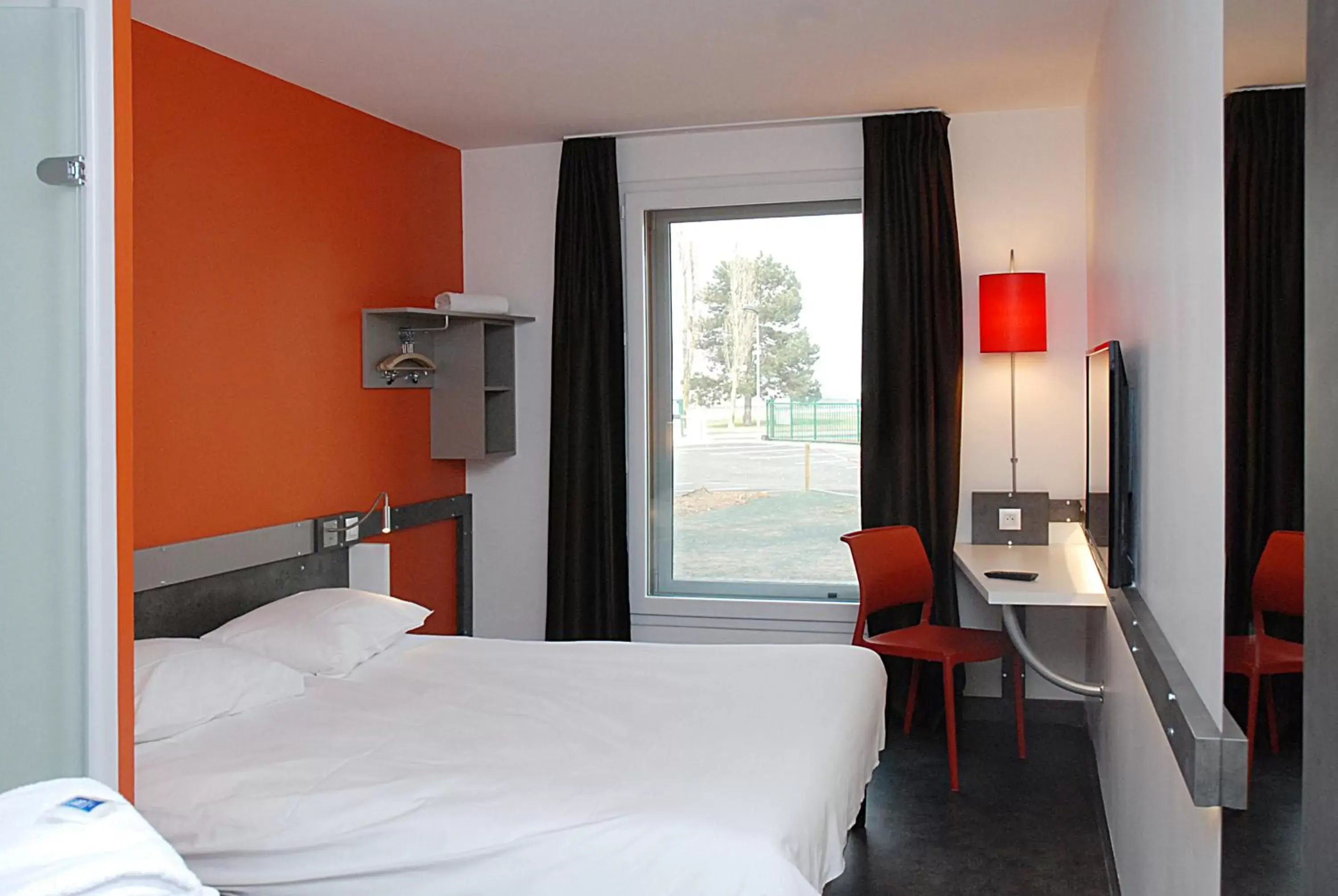 Photo of the whole room, Bed in ibis budget Aéroport Lyon Saint Exupéry