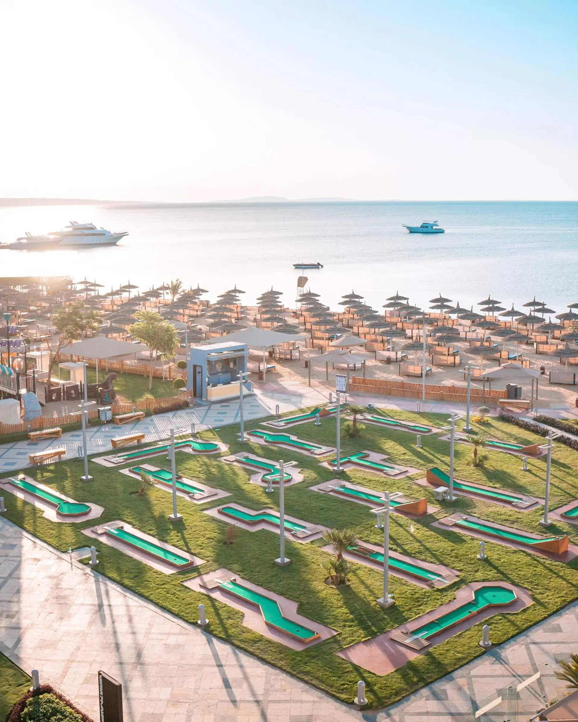 Minigolf, Bird's-eye View in Pickalbatros White Beach Resort - Hurghada