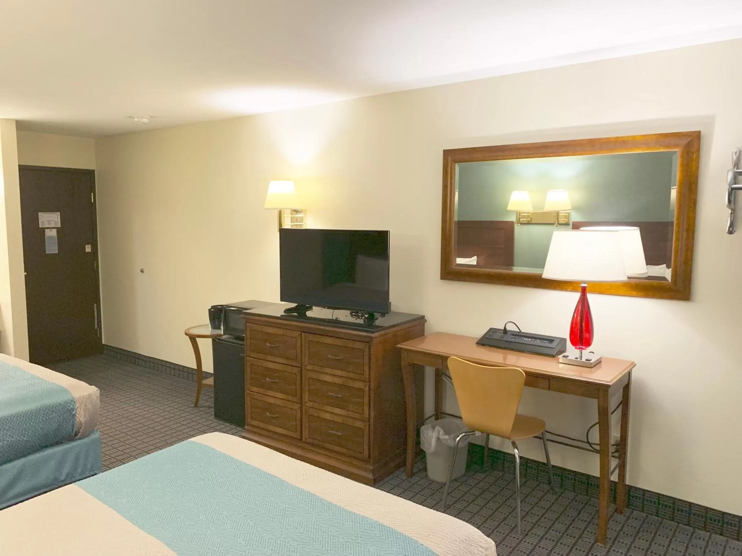 TV and multimedia, TV/Entertainment Center in Motel 6 McGraw, NY - Cortland