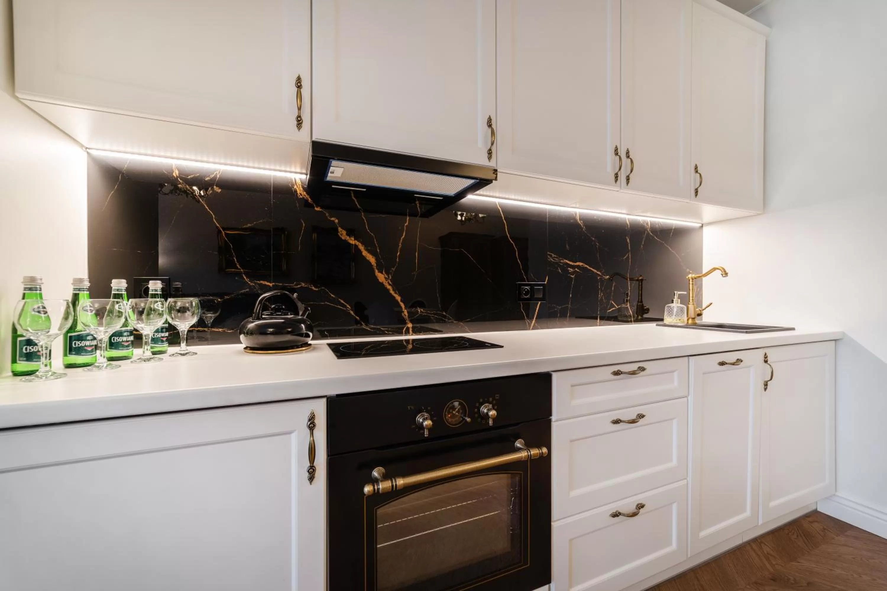 Kitchen or kitchenette in Pensjonat & Restauracja Admirał