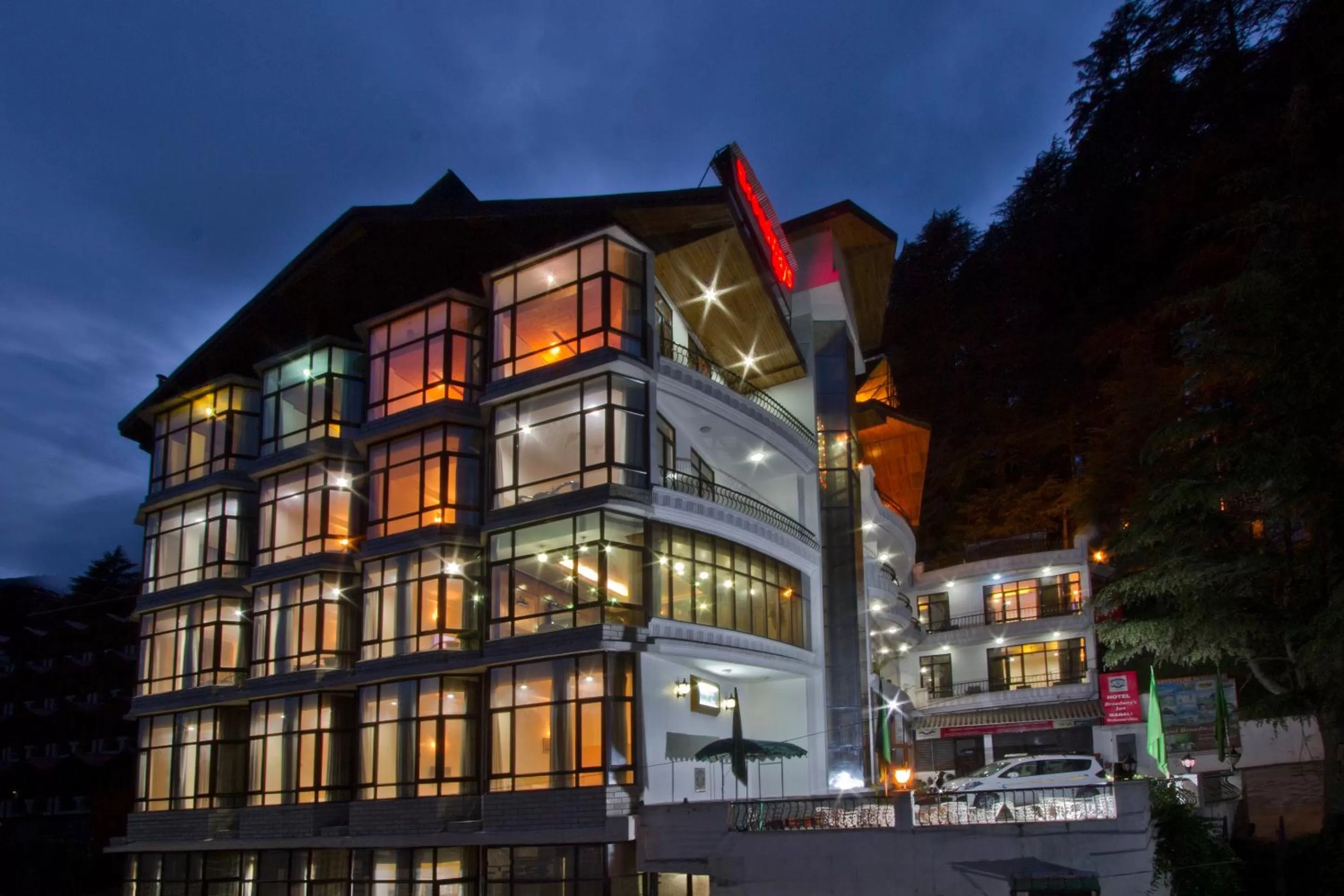 Property building in Hotel Broadways Inn