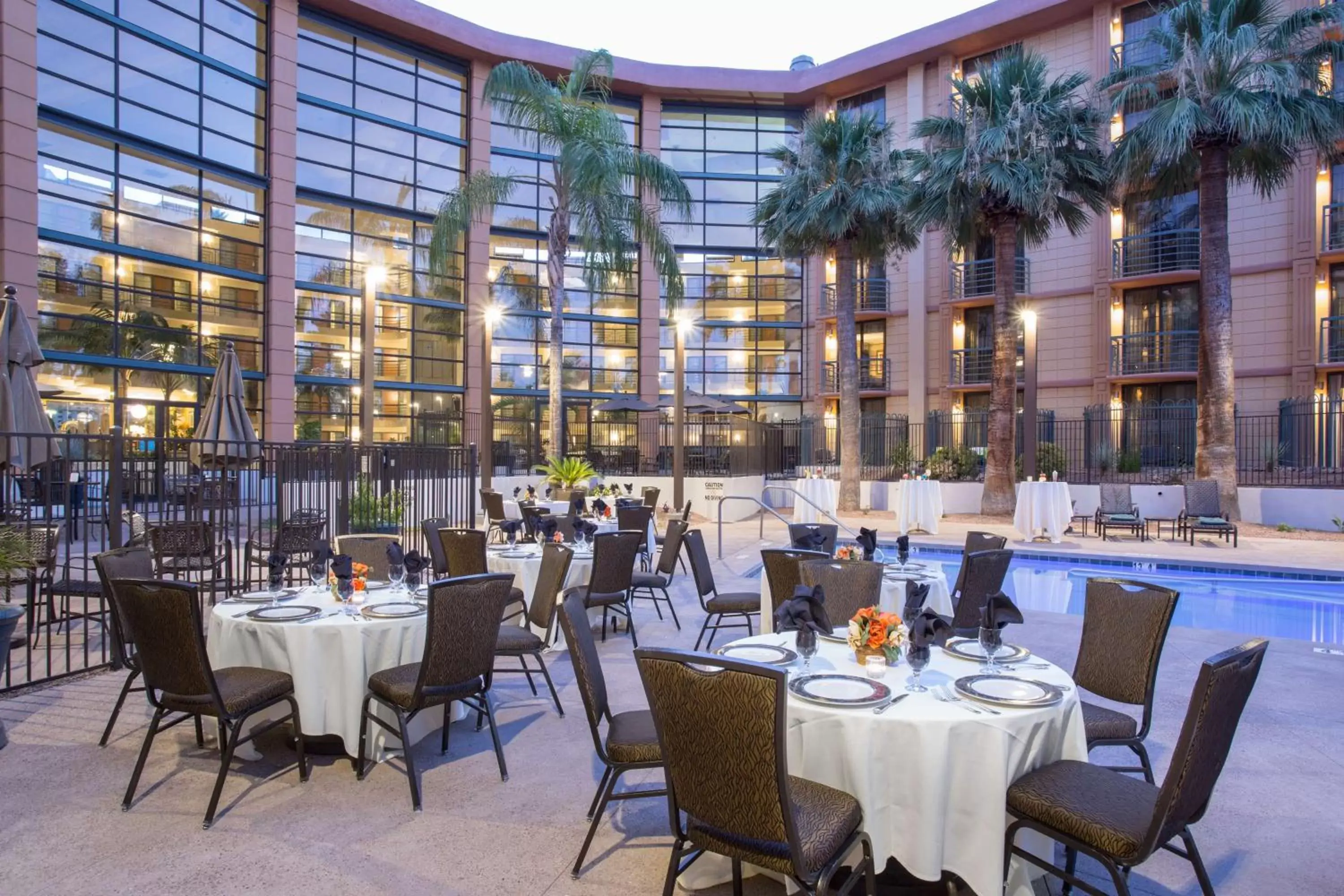 Dining area, Restaurant/Places to Eat in Embassy Suites by Hilton Phoenix Biltmore