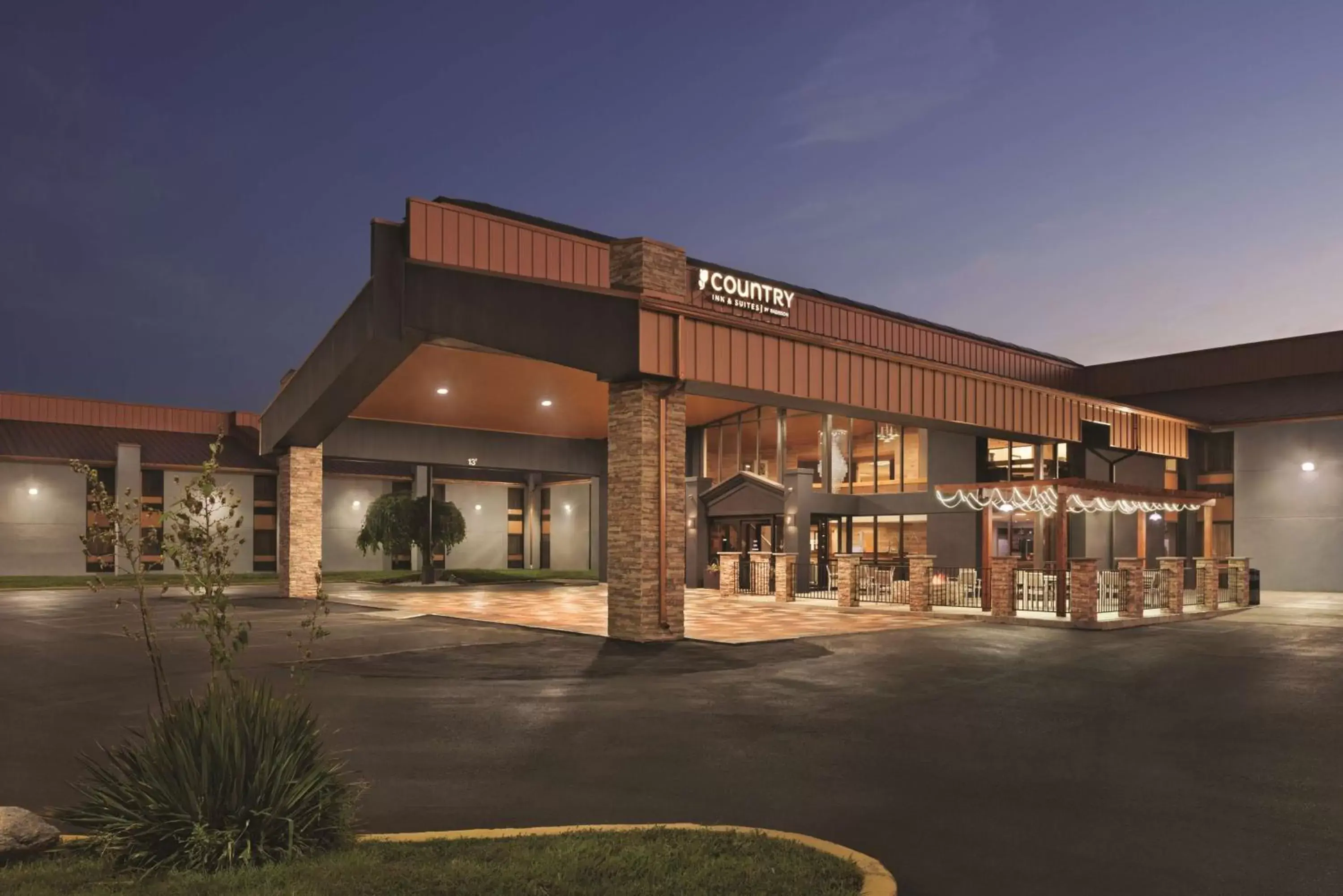 Property Building in Country Inn & Suites by Radisson, Indianapolis East, IN