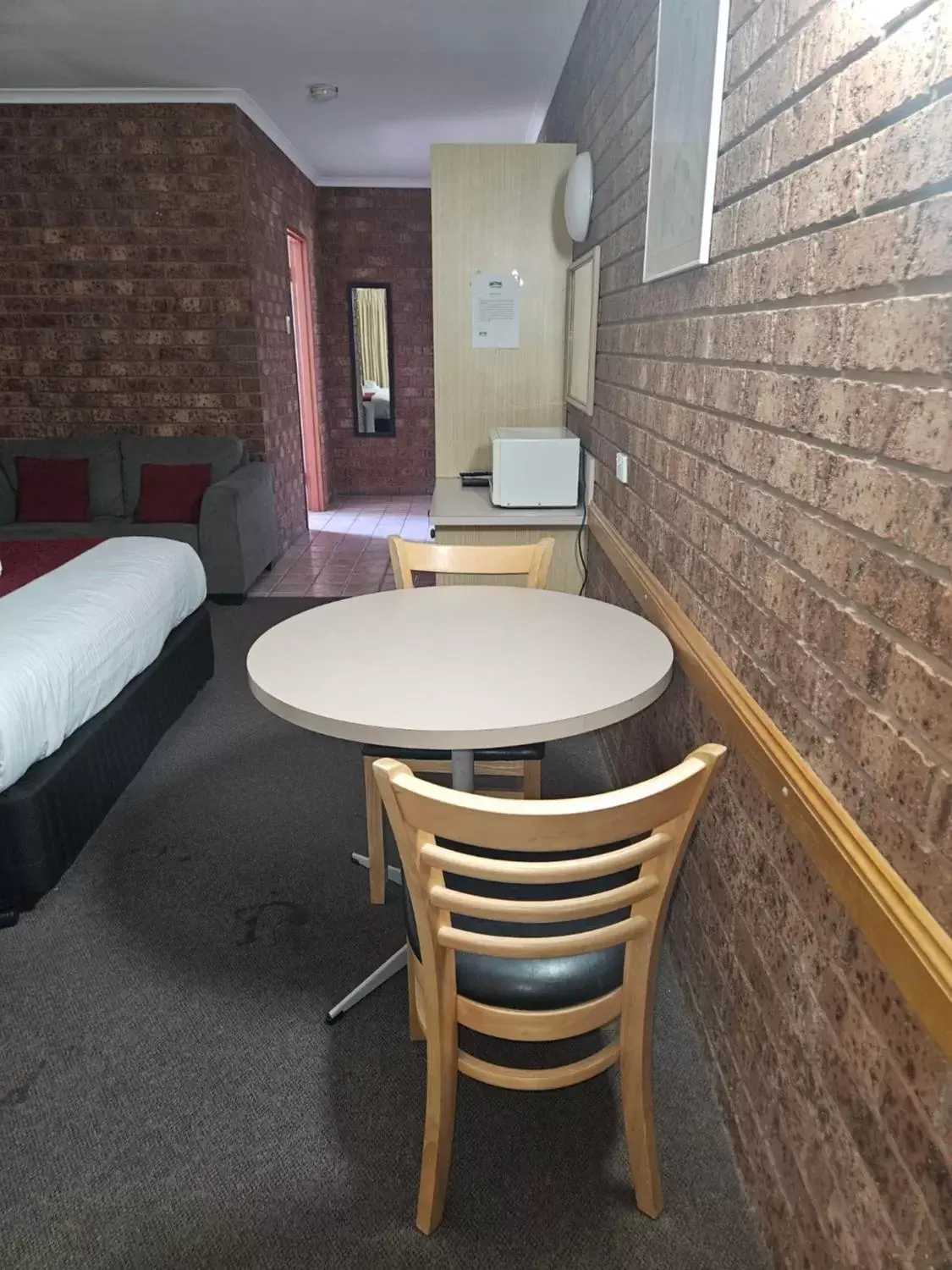 Seating area in Courtyard Motor Inn