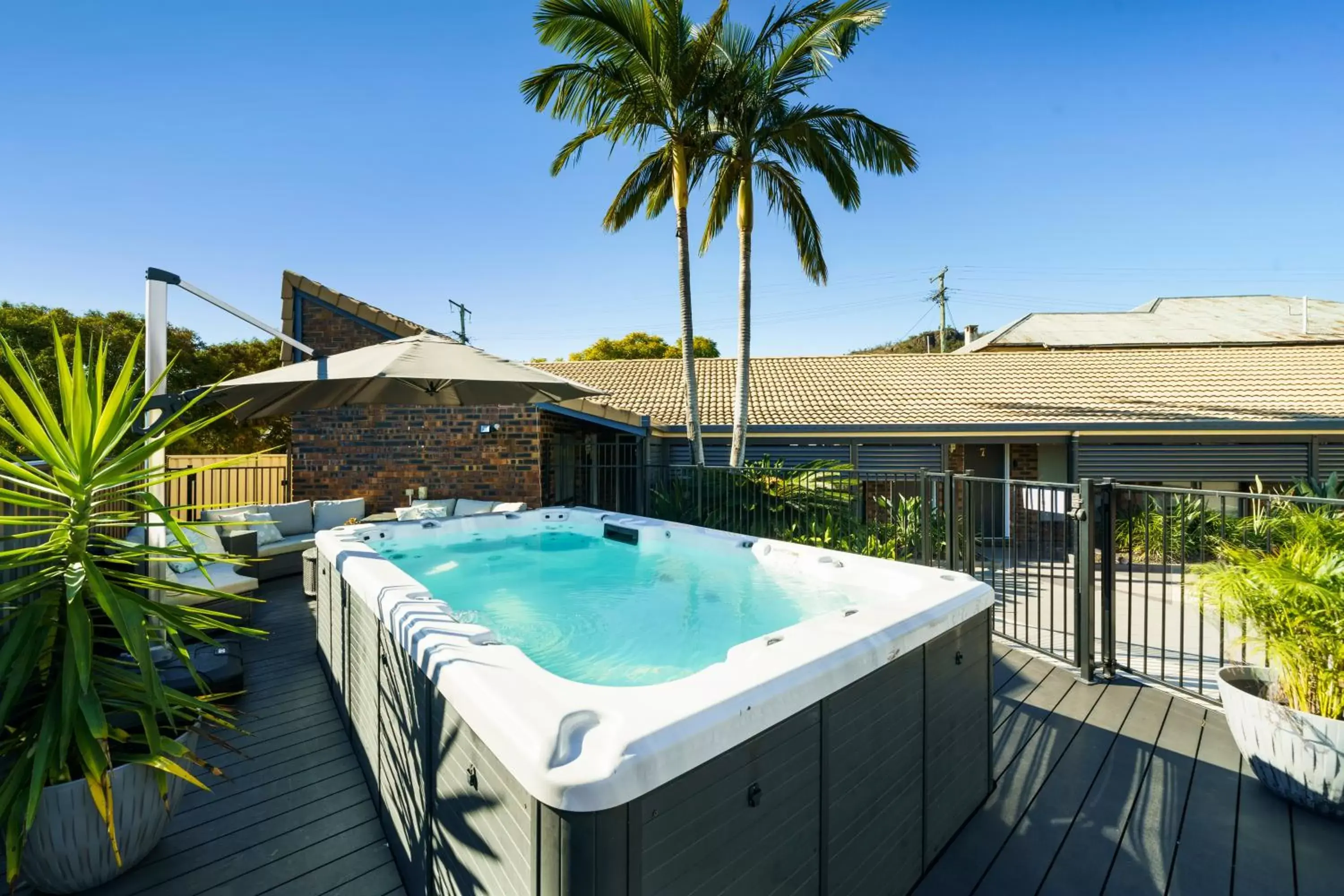 Hot Tub, Swimming Pool in Esk Wivenhoe Motor Inn