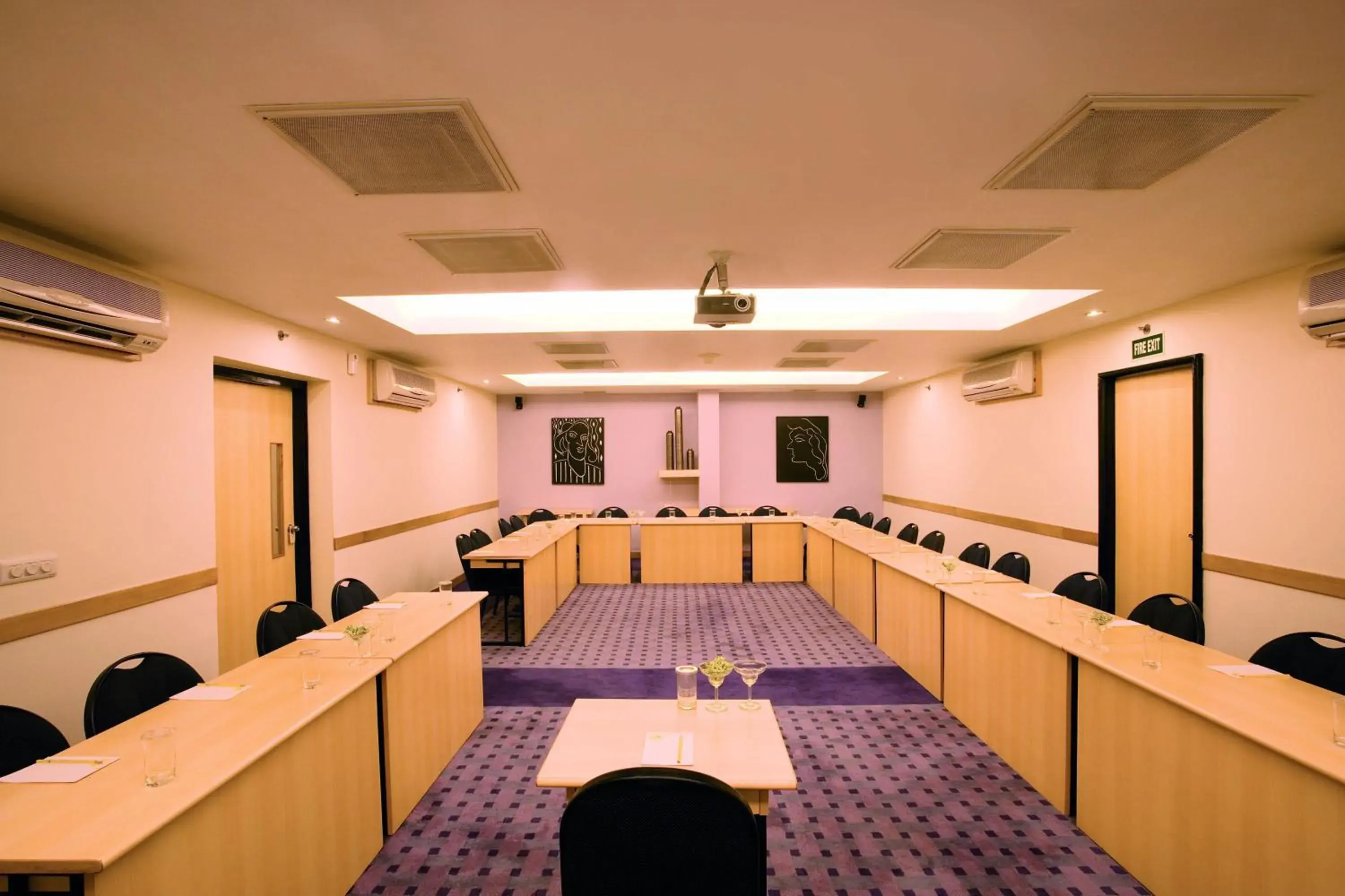 Business facilities in Lemon Tree Hotel, Udyog Vihar, Gurugram