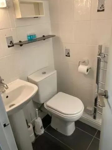 Bathroom in Grove House Hotel