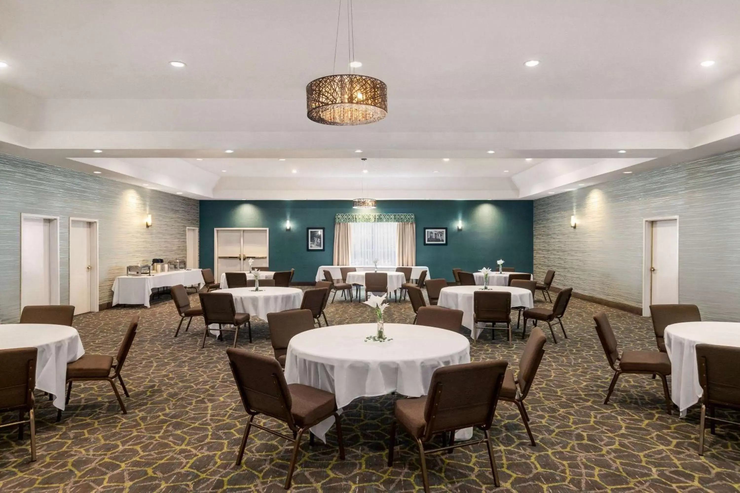 Meeting/conference room, Restaurant/Places to Eat in Wingate by Wyndham Port Wentworth Savannah Area