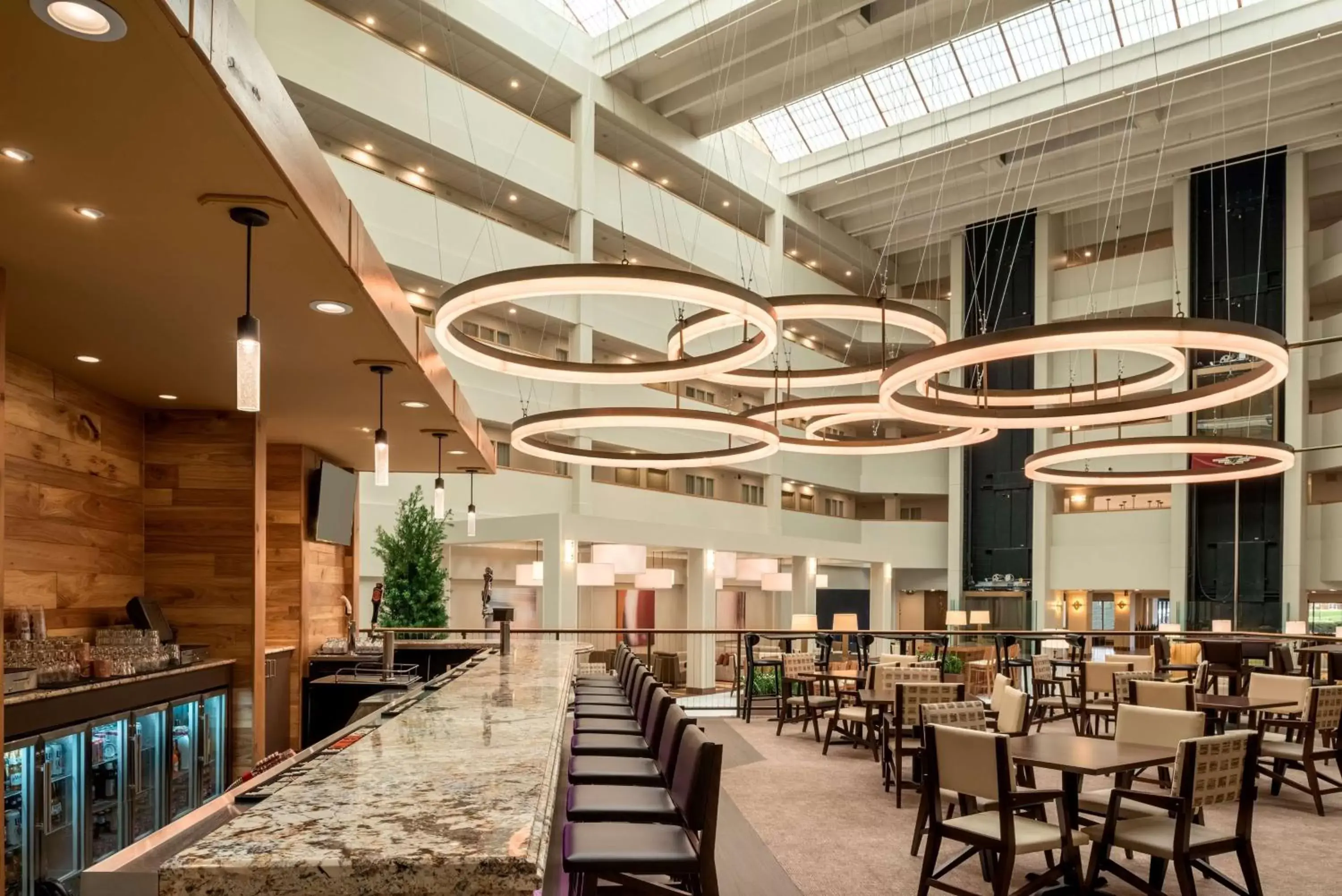 Lounge or bar, Restaurant/Places to Eat in Embassy Suites by Hilton Milwaukee Brookfield