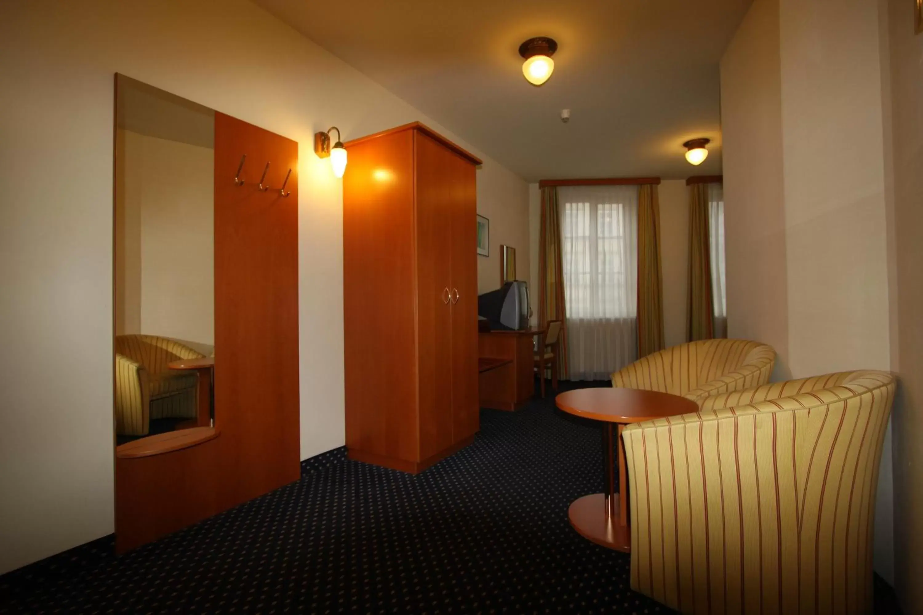Photo of the whole room in Suite Hotel 900 m zur Oper
