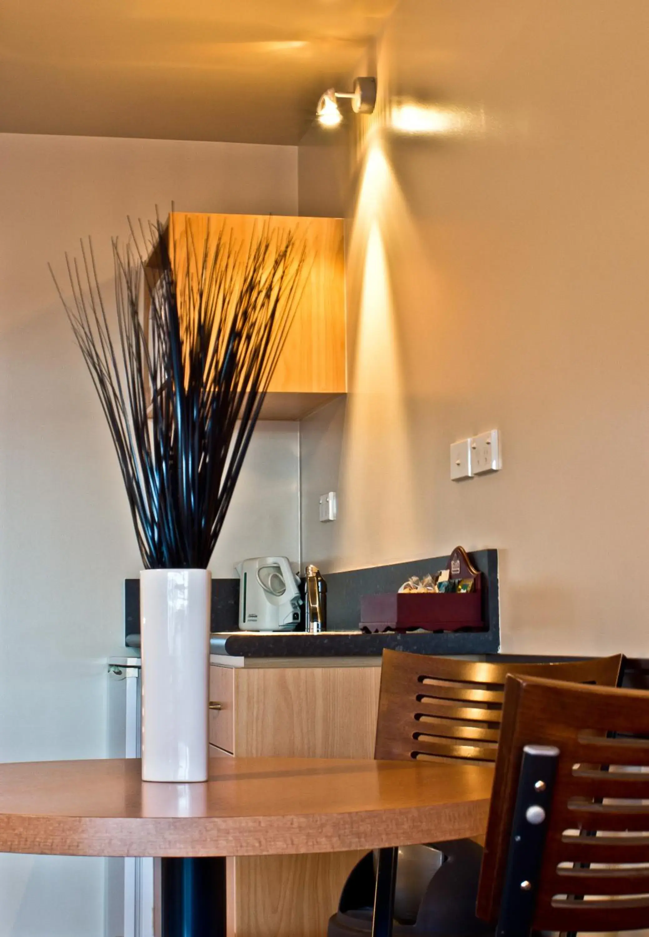 Dining area, Kitchen/Kitchenette in Broadway Motel