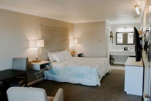 Photo of the whole room, Bed in Berlin Village Inn