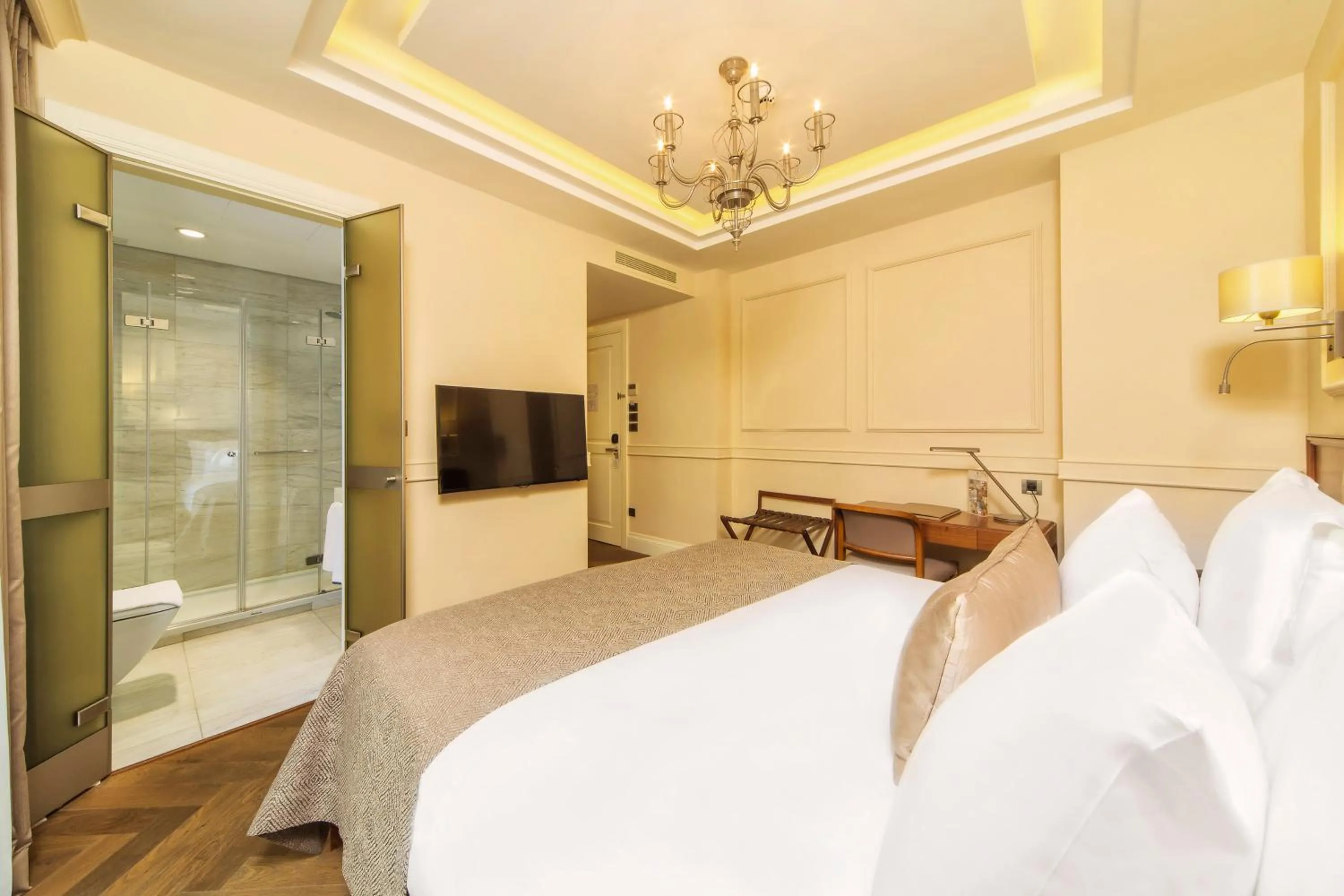 Staff, Bed in Hotel Morione & Spa Center