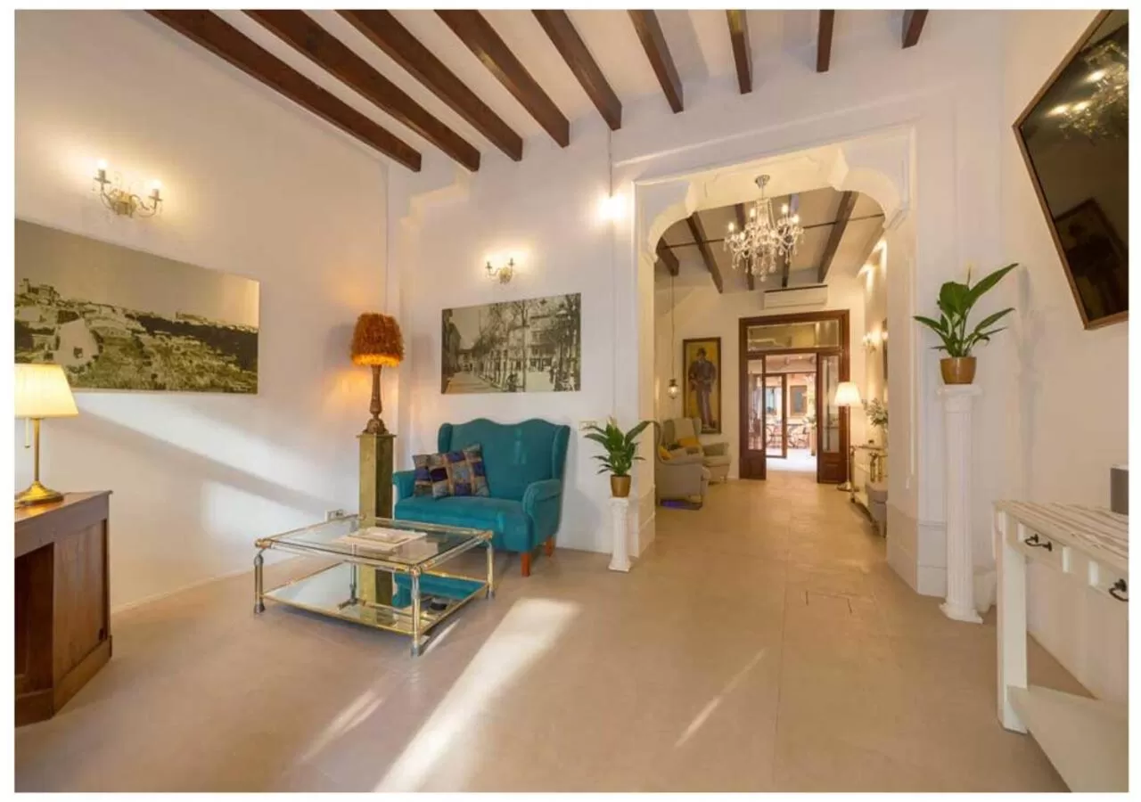 Seating Area in Boutique Hostal "Born53" im Stadtkern von Llucmajor, Mallorca