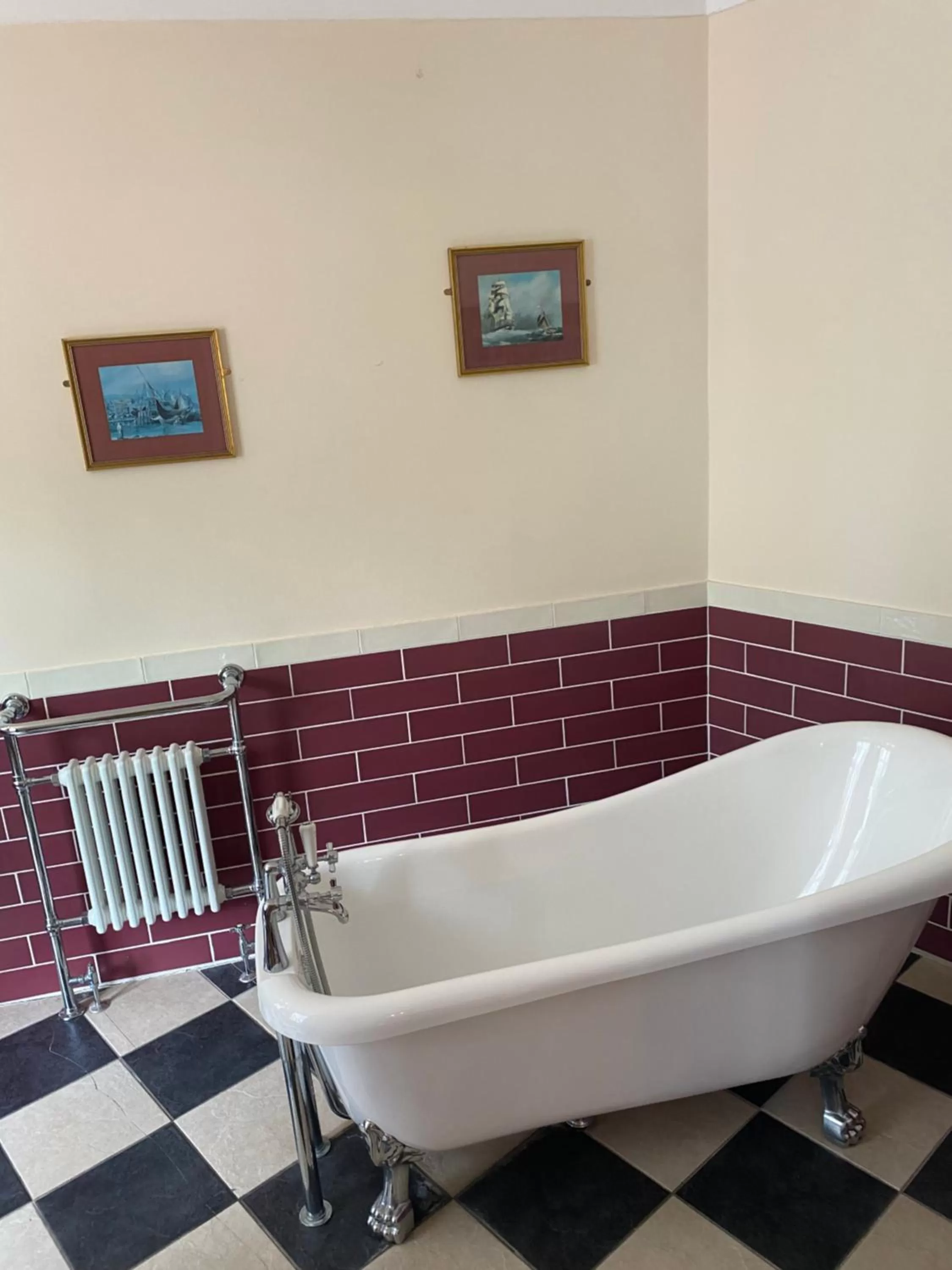 Bathroom in The Royal Victoria & Bull Hotel