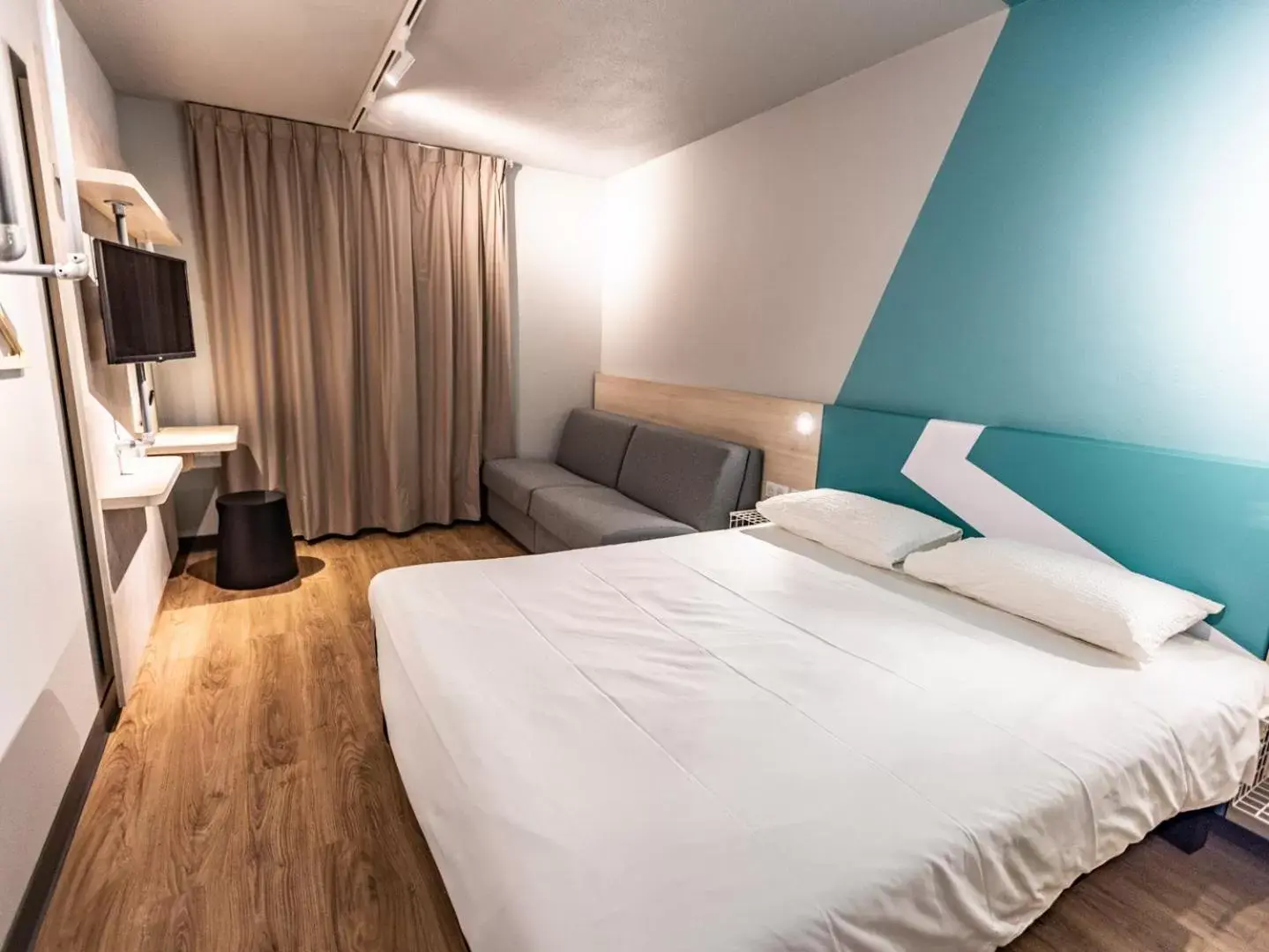 Bedroom, Bed in ibis Budget Millau Viaduc