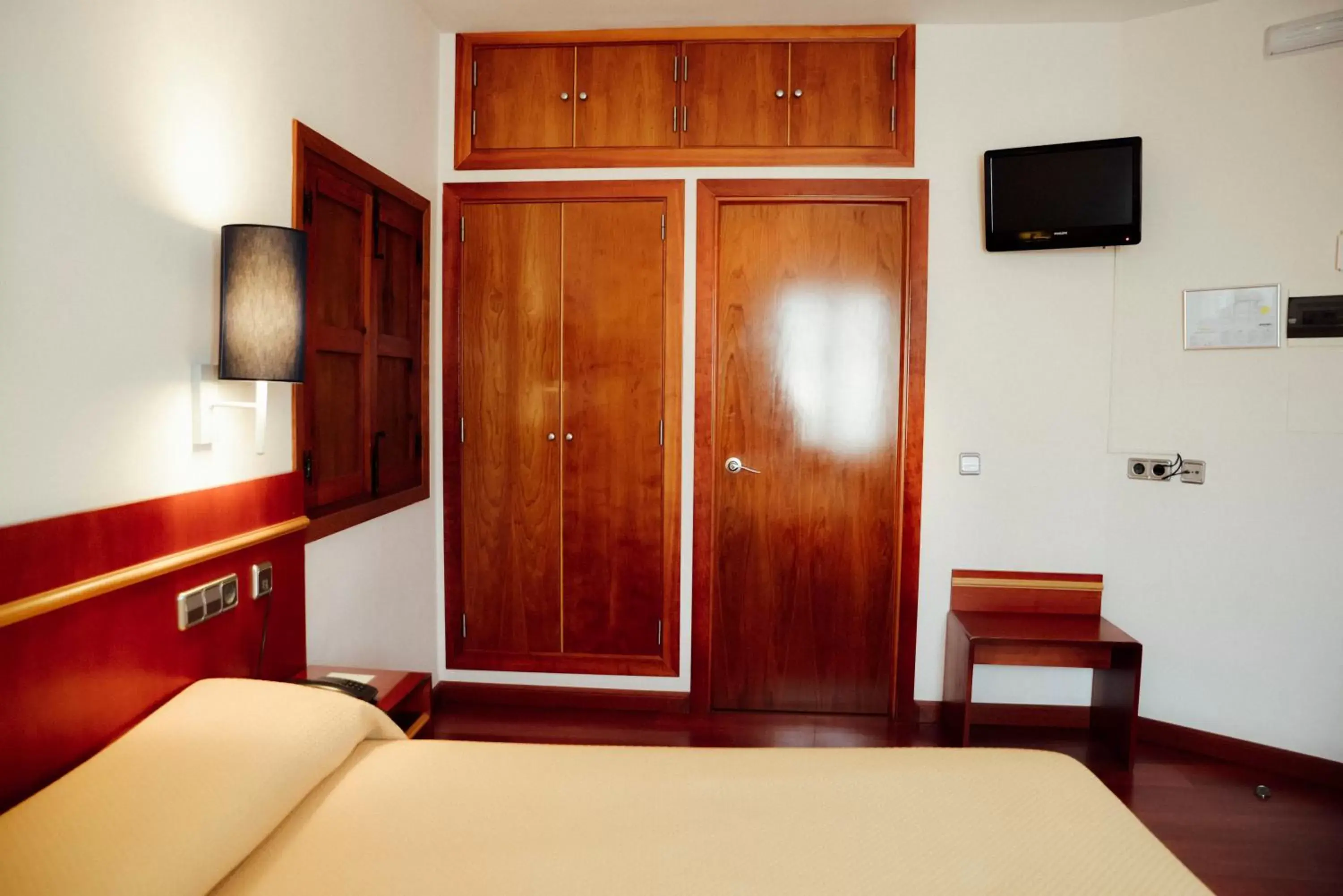 Bedroom, TV/Entertainment Center in Hotel Santa Isabel