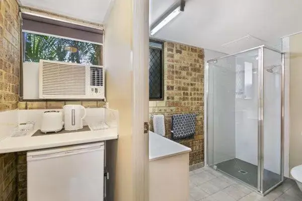 Bathroom in Golden Beach Motor Inn